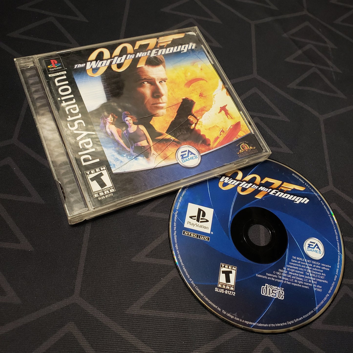 Image shows the jewel case with manual and disc for the video game 007: The World Is Not Enough for Playstation 1