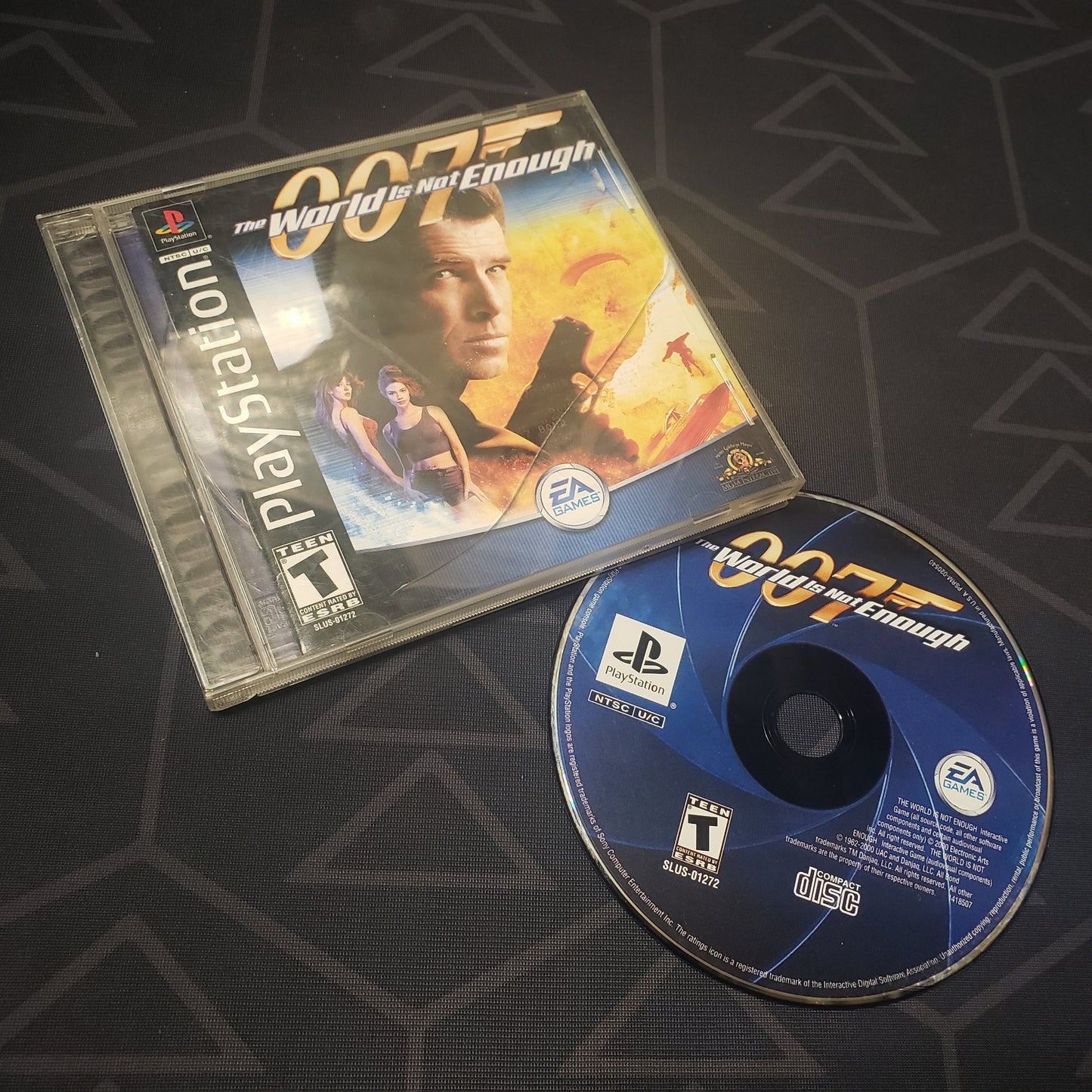 Image shows the jewel case with manual and disc for the video game 007: The World Is Not Enough for Playstation 1
