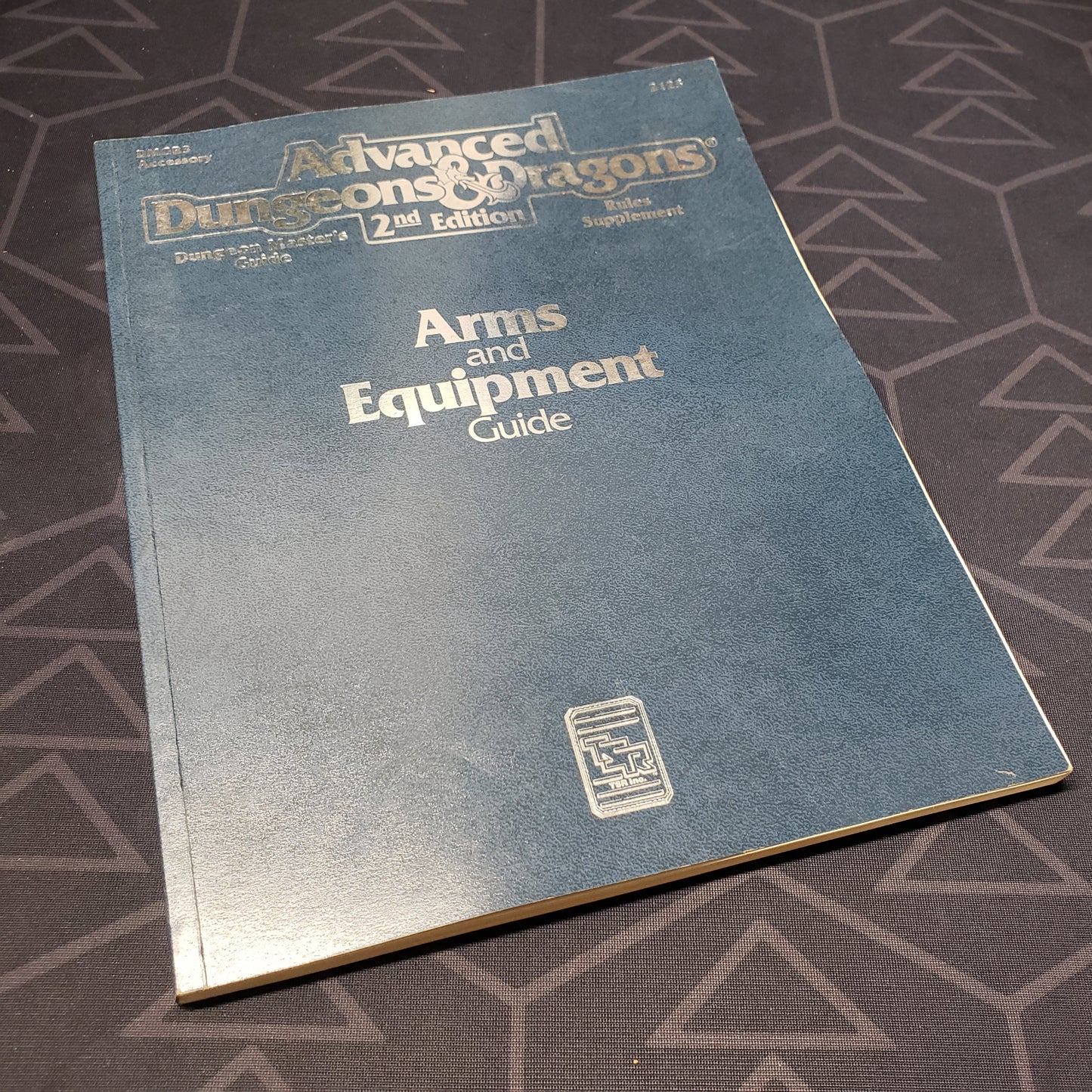 Image shows the front cover of the Arms and Equipment Guide book for the roleplaying game Advanced Dungeons & Dragons: Second Edition