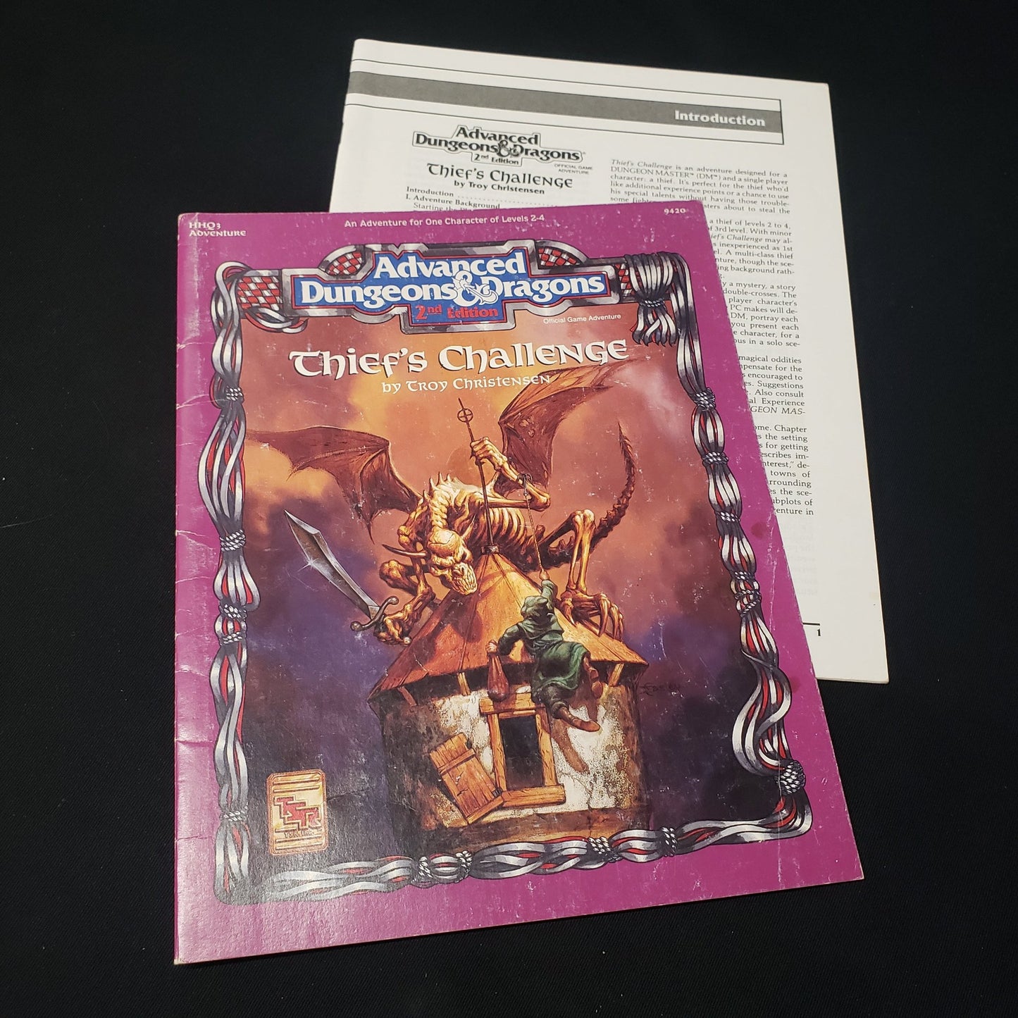 Image shows the front cover of the folio & the booklet of the Thief's Challenge adventure module for the roleplaying game Advanced Dungeons & Dragons: Second Edition