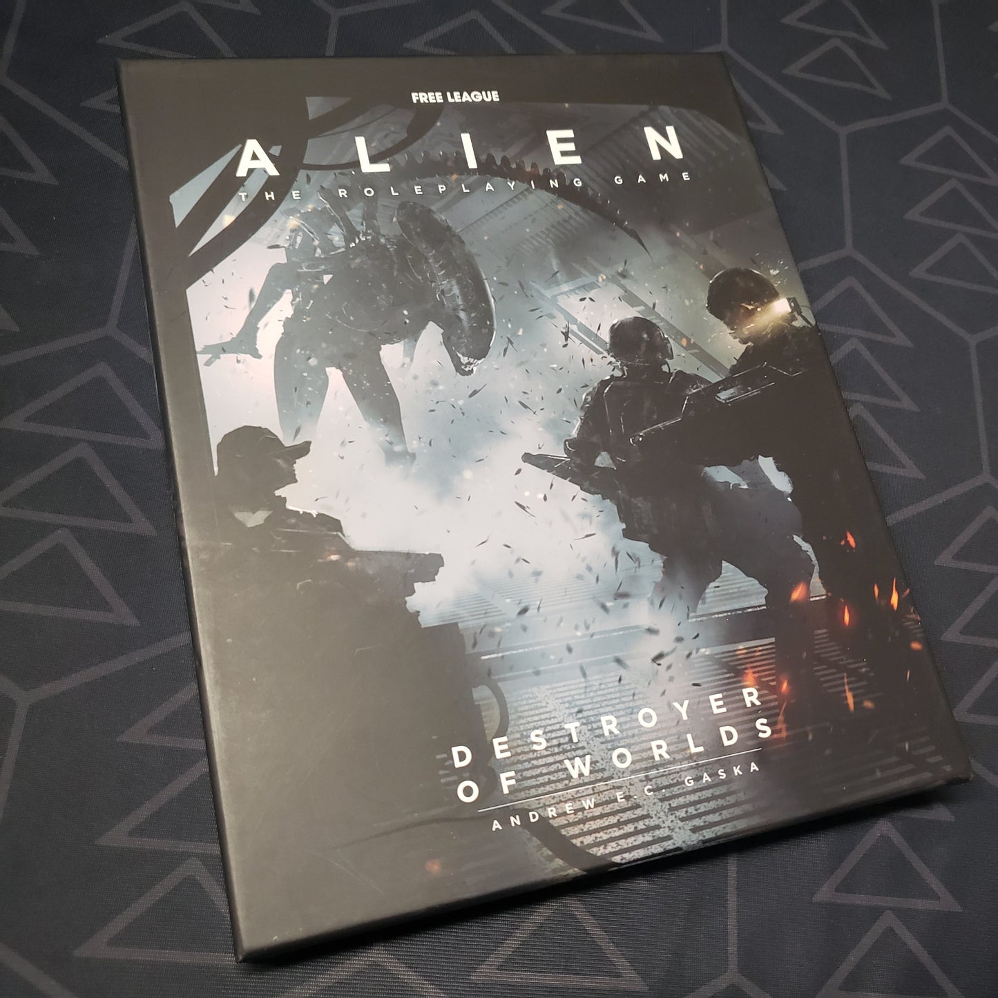Image shows the front cover of the Destroyer of Worlds box set for the roleplaying game ALIEN