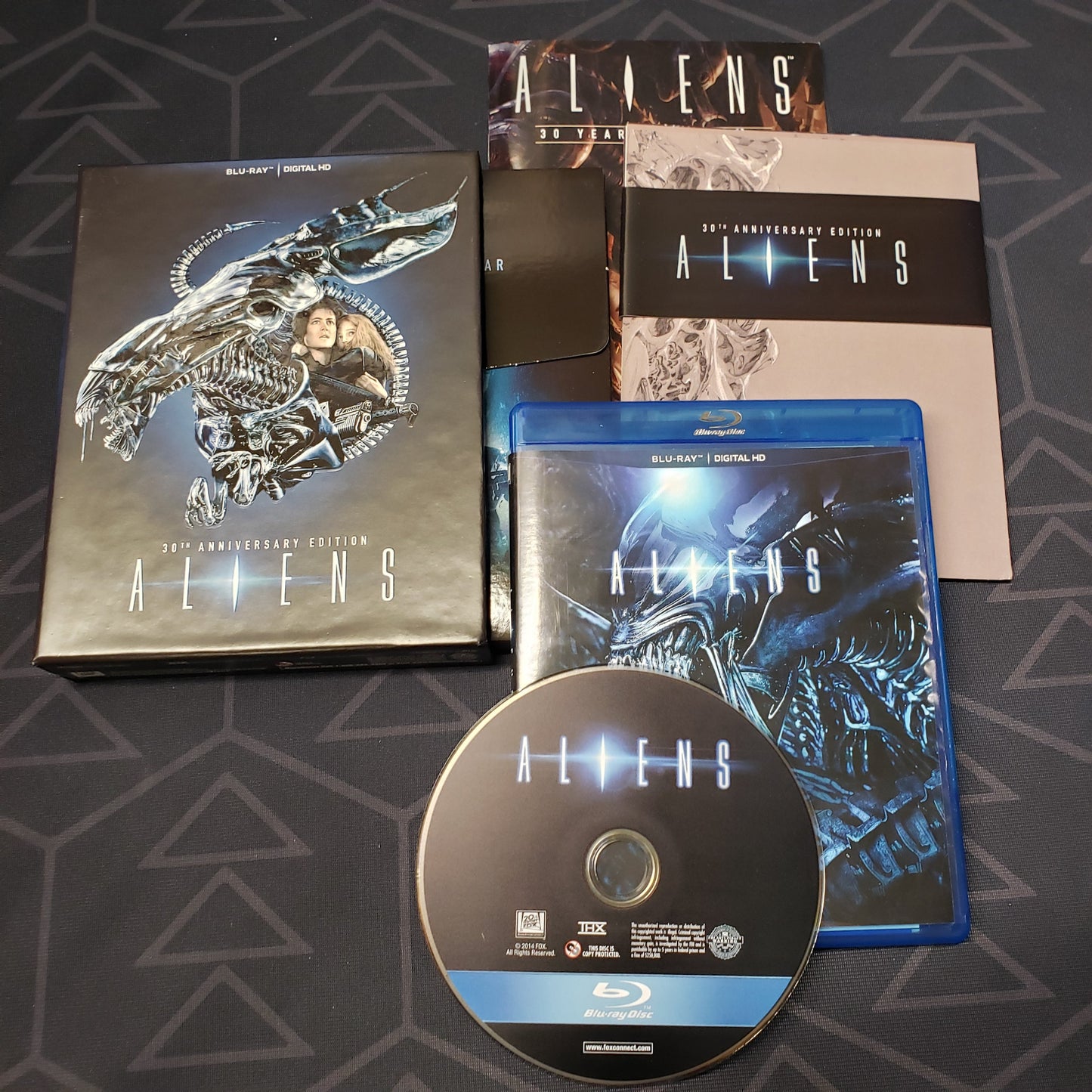 Image shows the case, outer box, inserts & disc for the movie Aliens: 30th Anniversary Edition on Blu-Ray
