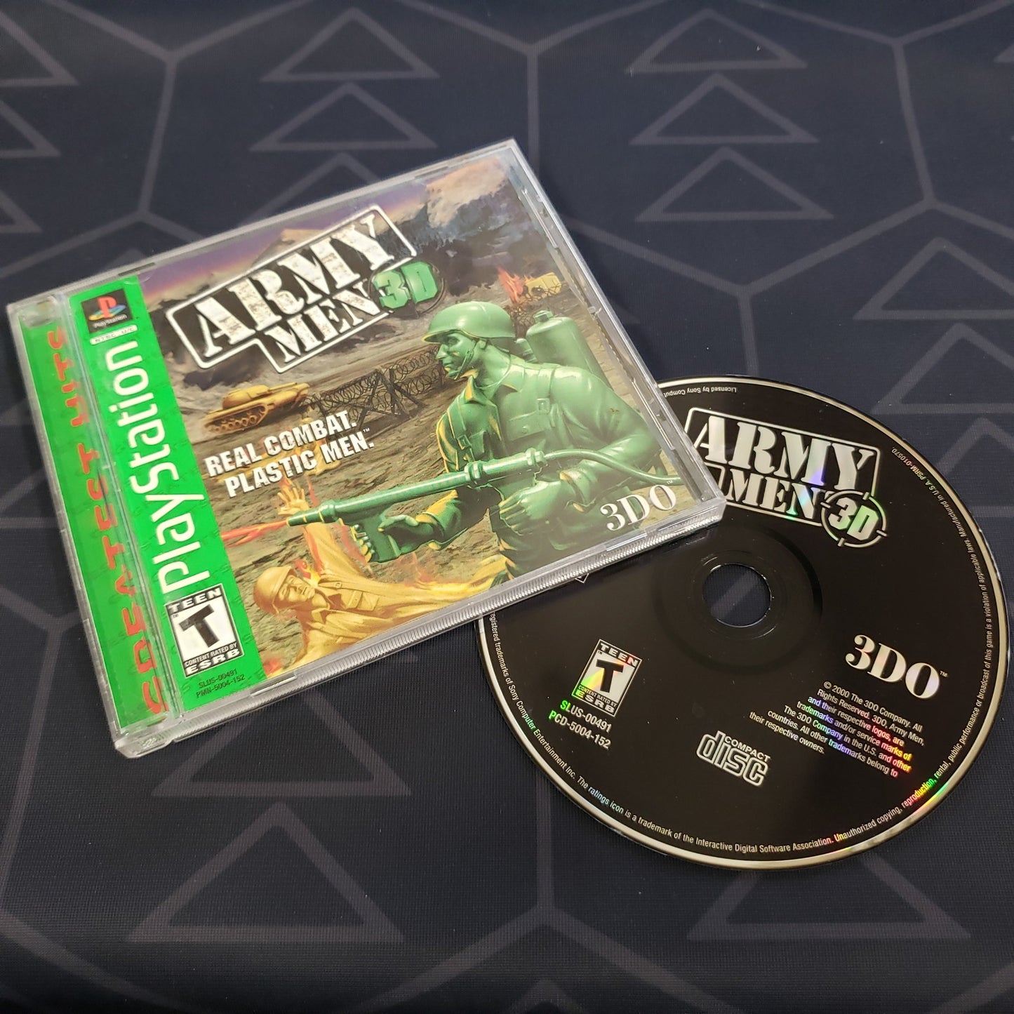 Image shows the jewel case with manual and disc for the video game Army Men 3D for Playstation 1