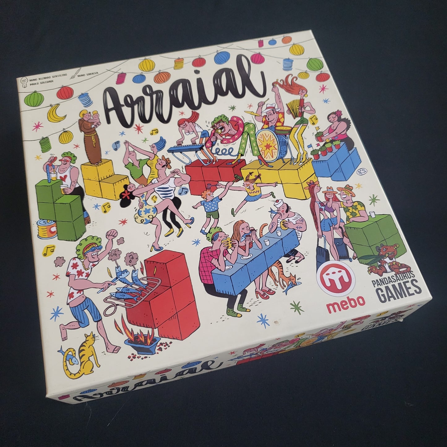 Image shows the front cover of the box of the Arraial board game
