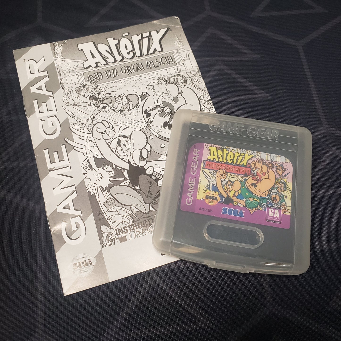 Image shows the front of the cased cartridge & the manual for the video game Asterix and the Great Rescue for the Sega Game Gear