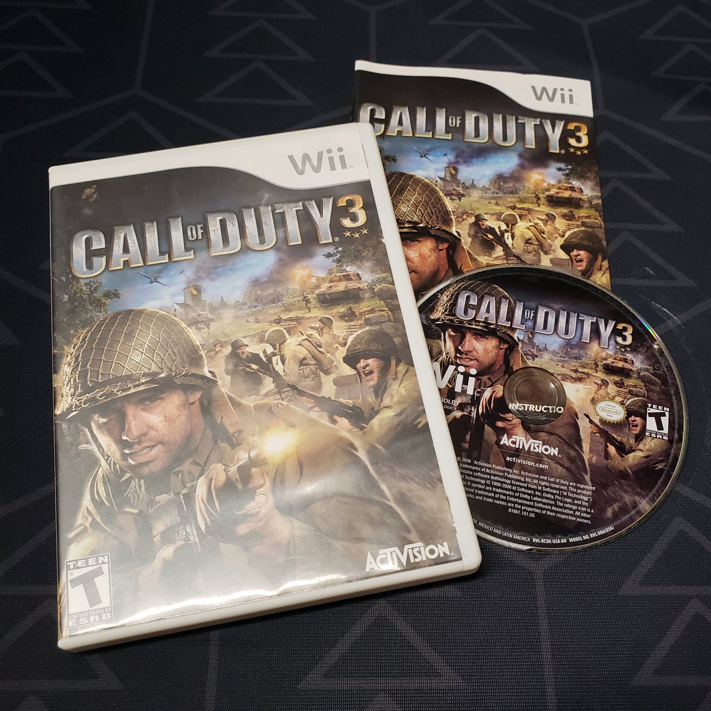 Image shows the case, manual and disc for the video game Call of Duty 3 for Nintendo Wii