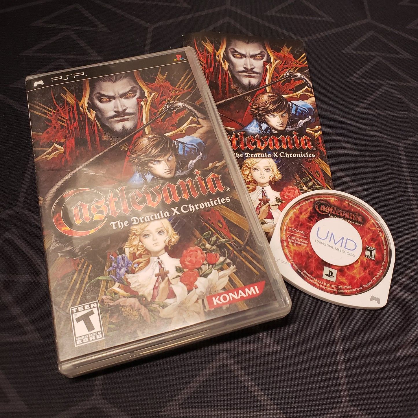 Image shows the case, manual and UMD disc for the video game Castlevania: The Dracula X Chronicles for Playstation Portable