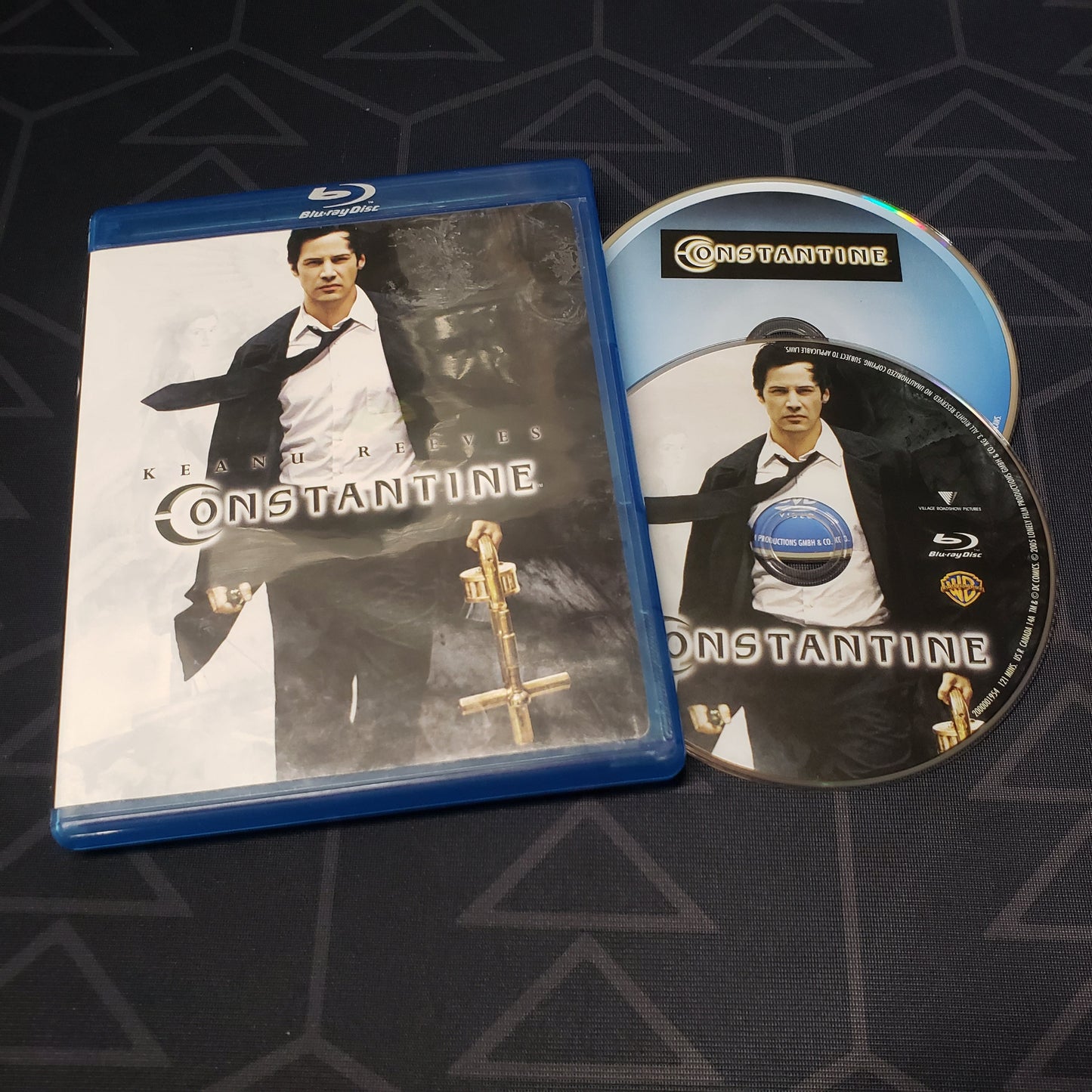 Image shows the case & two discs for the movie Constantine on Blu-Ray