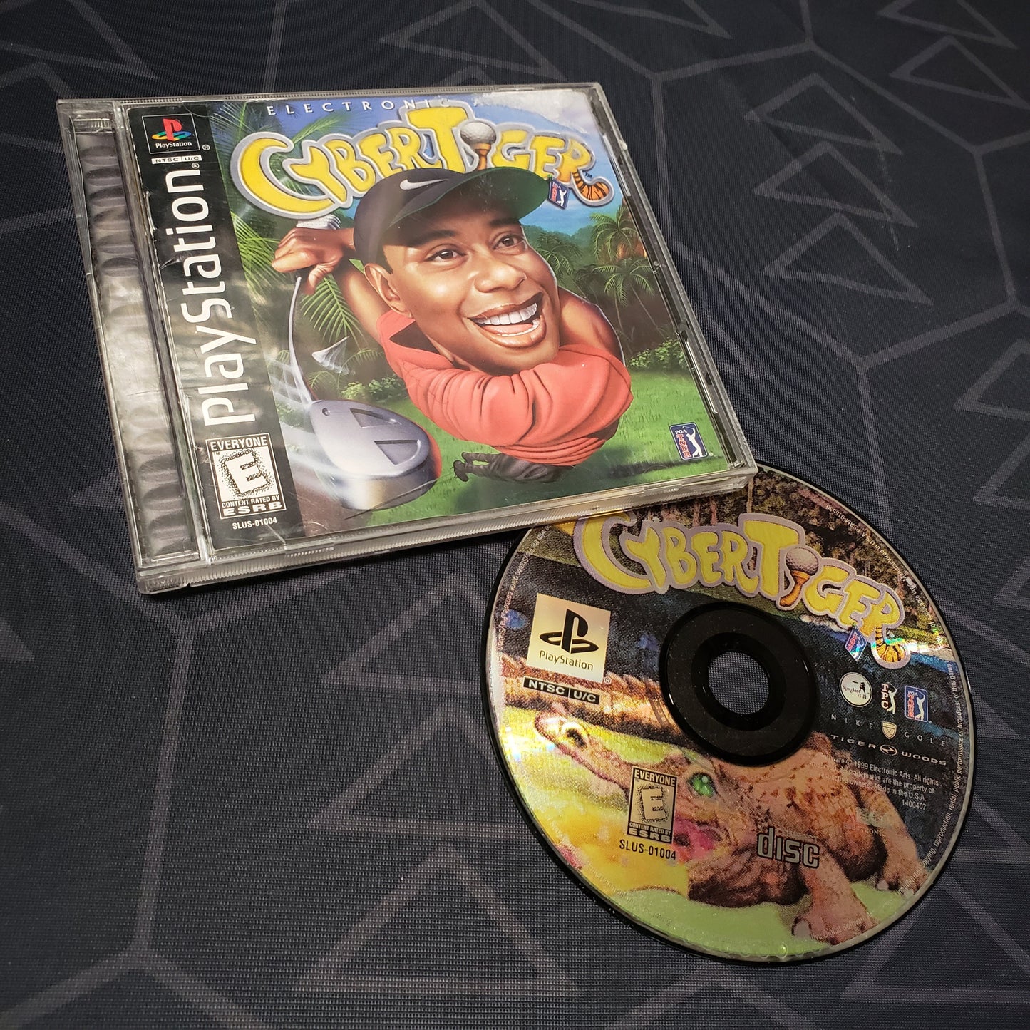 Image shows the jewel case with manual and disc for the video game CyberTiger for Playstation 1