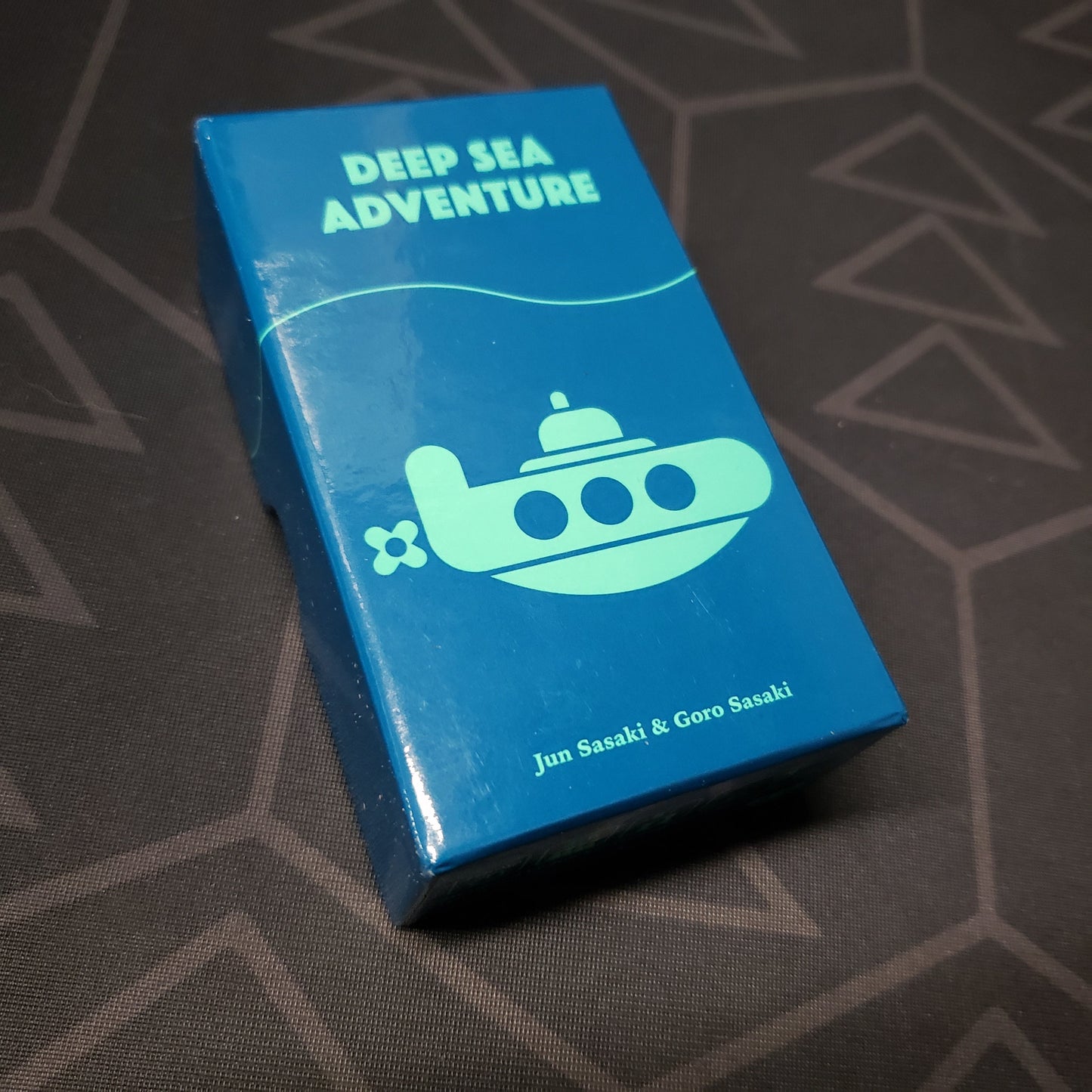 Image shows the front cover of the box for the Deep Sea Adventure board game