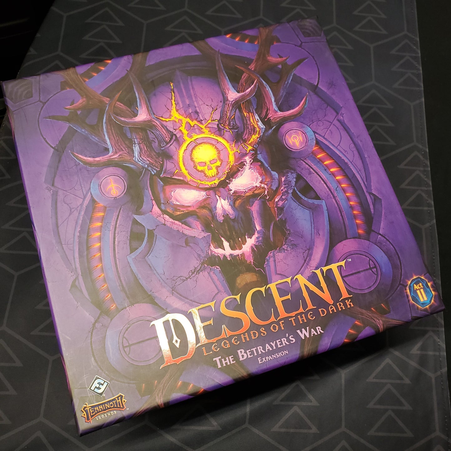 Image shows the front cover of the box of the The Betrayer's War expansion for the board game Descent: Legends of the Dark