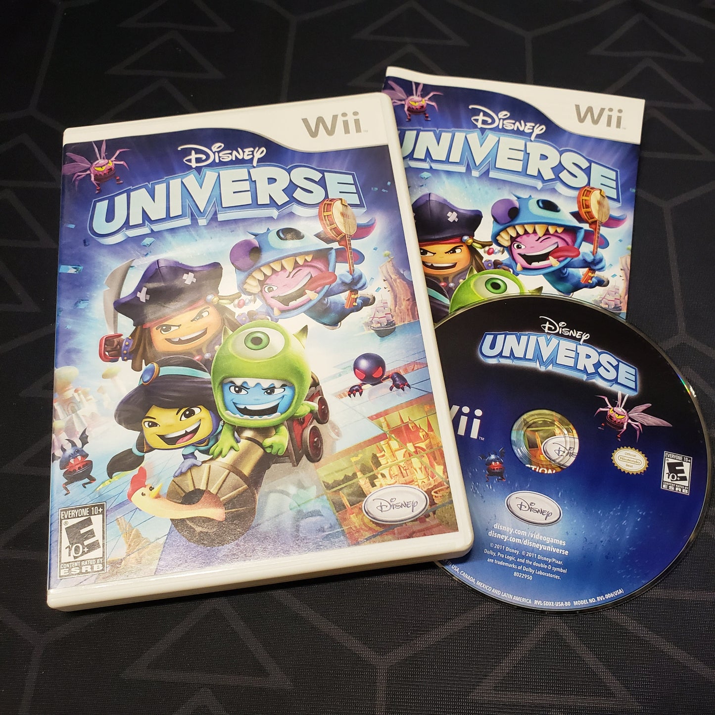 Image shows the case, manual and disc for the video game Disney Universe for Nintendo Wii