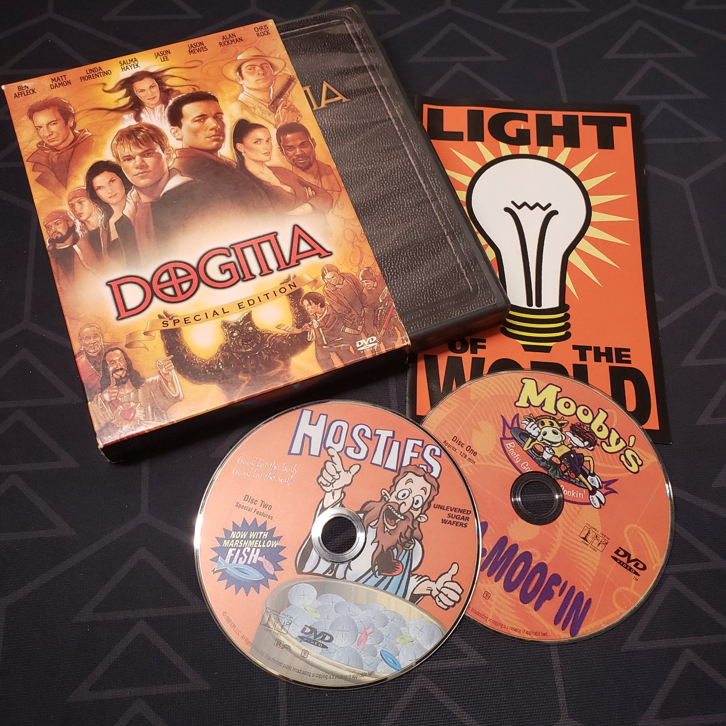 Image shows the case, outer box, insert & two discs for the movie Dogma on DVD