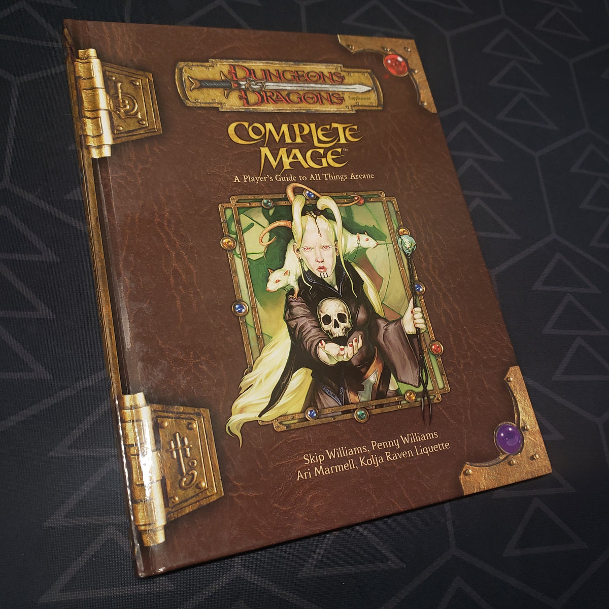 Image shows the front cover of the Complete Mage book for the roleplaying game Dungeons & Dragons 3.5E