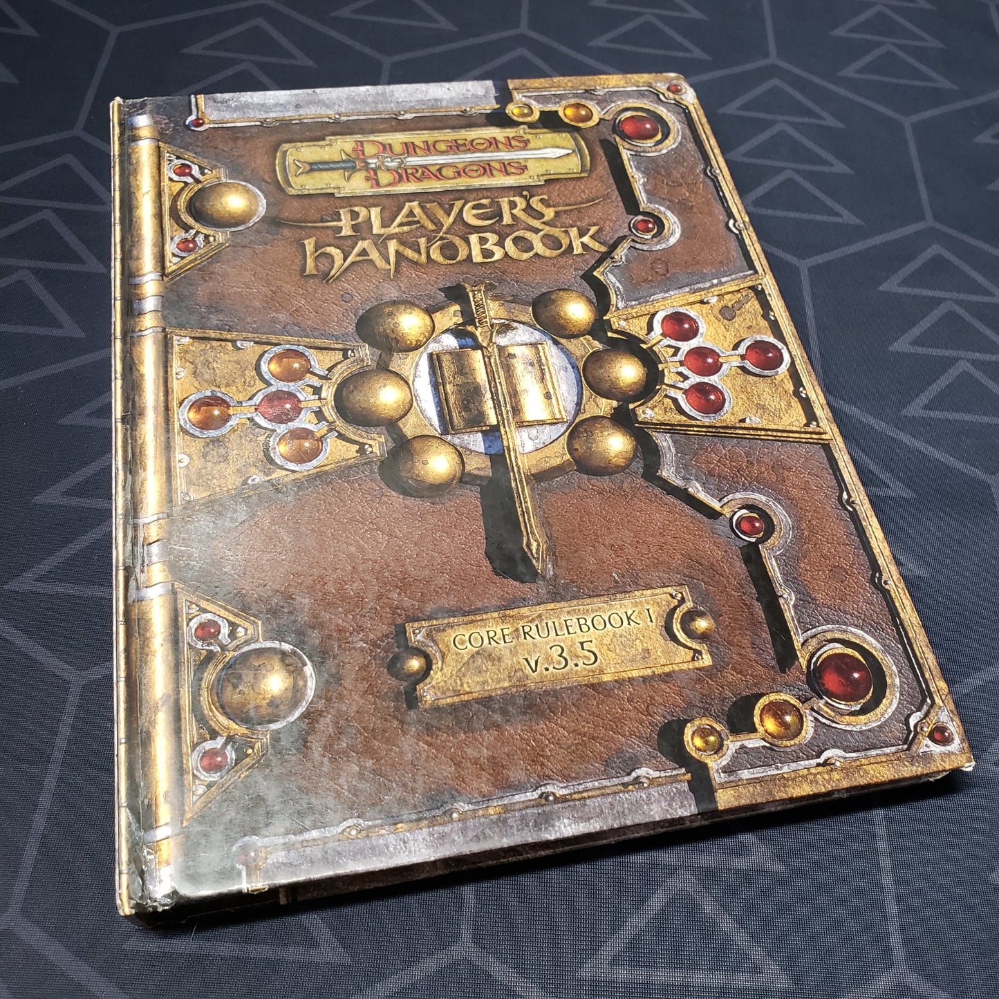 Image shows the front cover of the Player's Handbook for the roleplaying game Dungeons & Dragons: 3.5 Edition