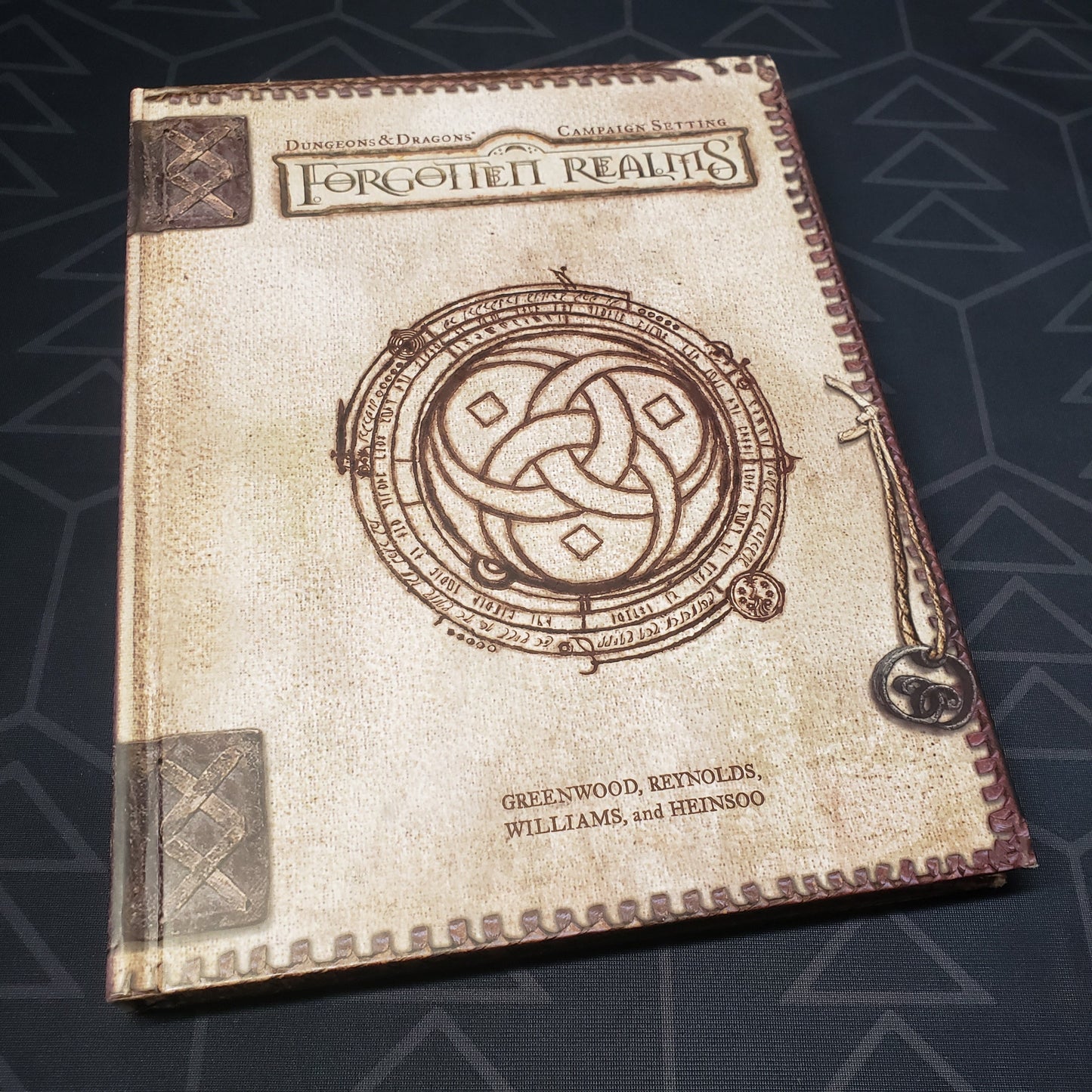 Image shows the front cover of the Forgotten Realms Campaign Setting book for the roleplaying game Dungeons & Dragons: Third Edition