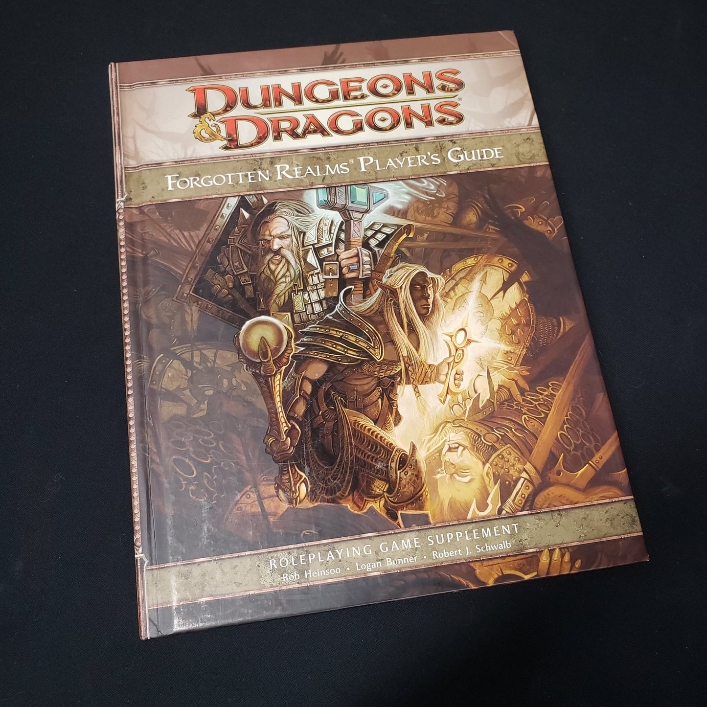 Image shows the front cover of the Forgotten Realms Player's Guide book for the roleplaying game Dungeons & Dragons: Fourth Edition
