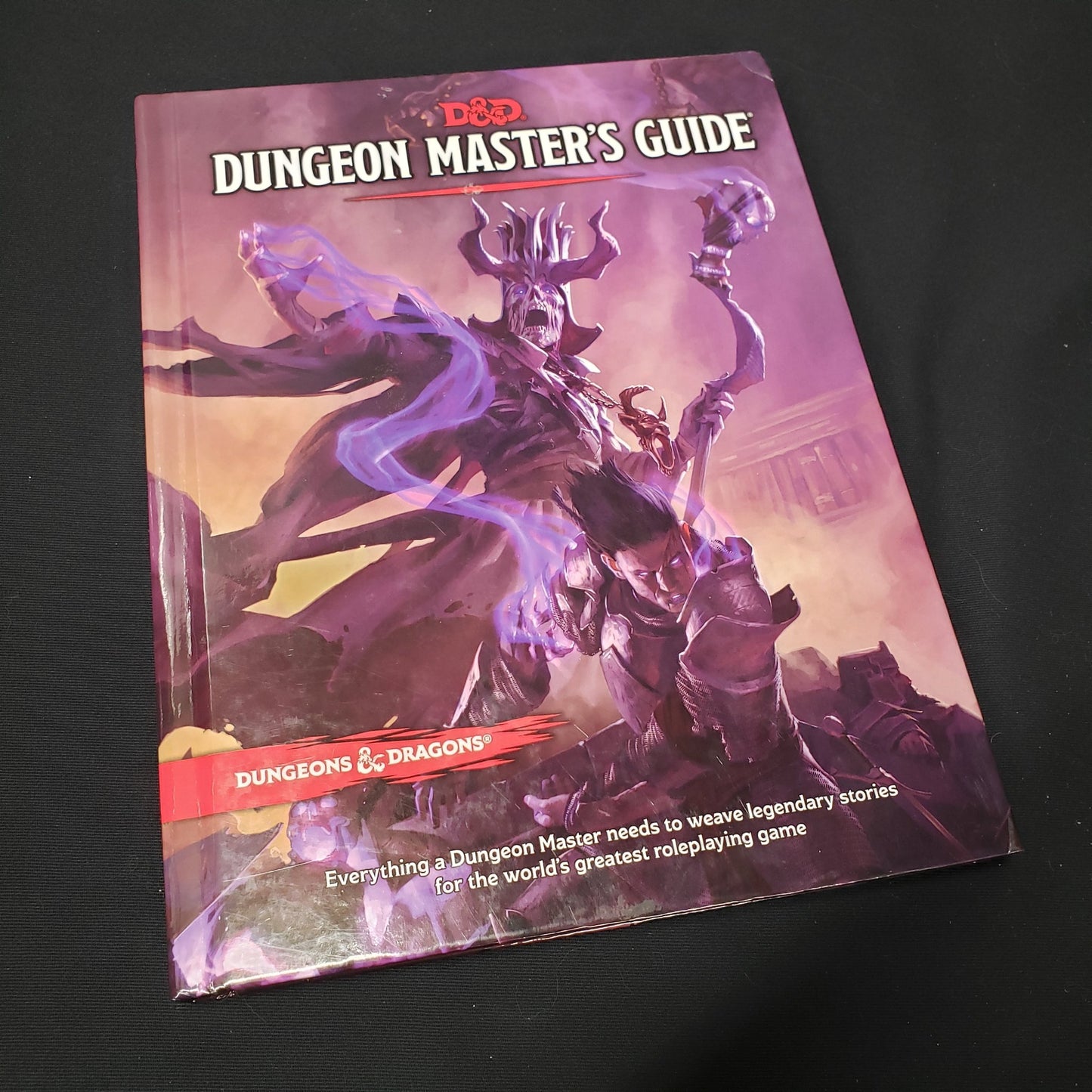 Image shows the front cover of the Dungeon Master's Guide book for the roleplaying game Dungeons & Dragons: Fifth Edition