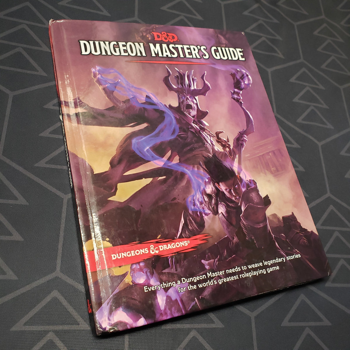 Image shows the front cover of the Dungeon Master's Guide book for the roleplaying game Dungeons & Dragons: Fifth Edition