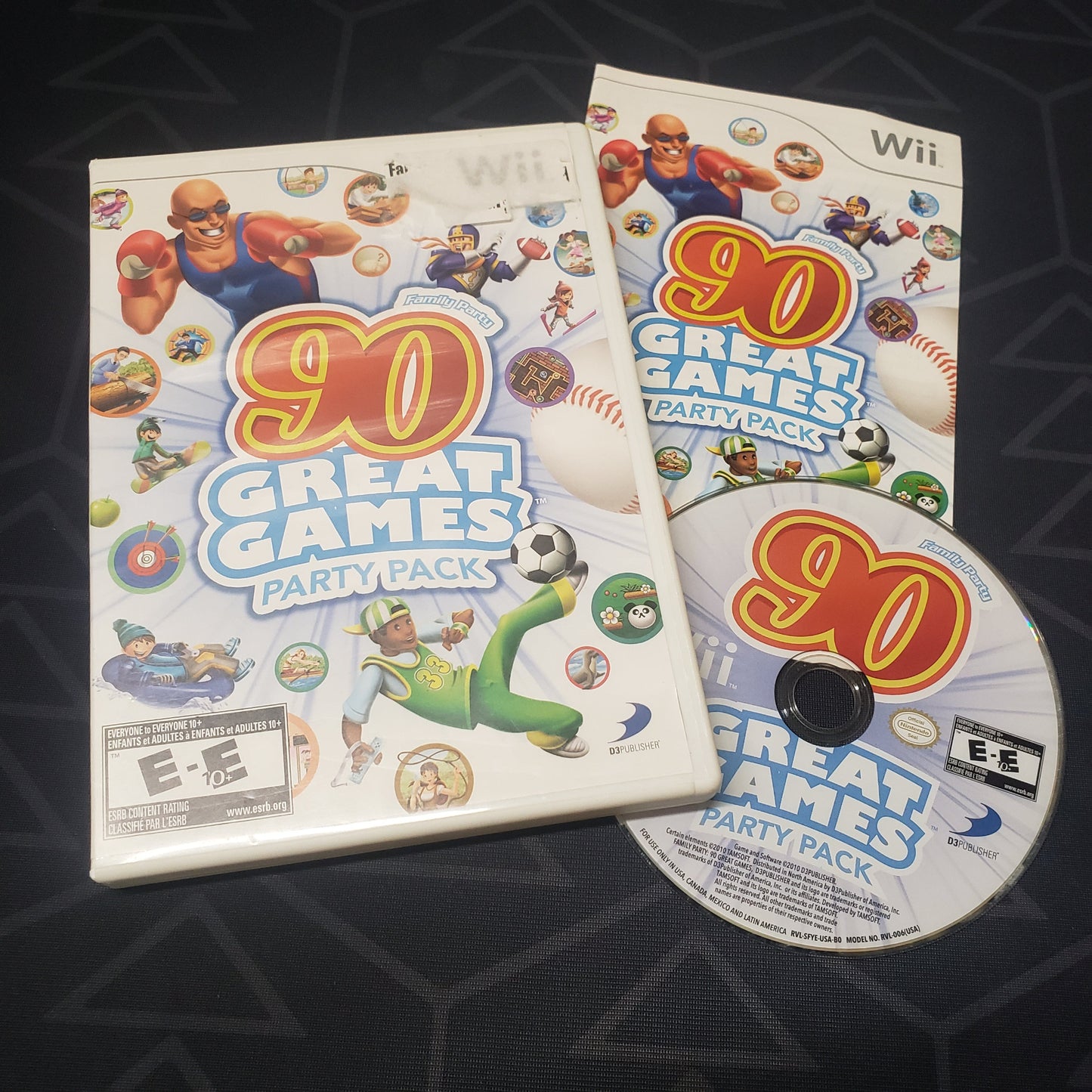 Image shows the case, manual and disc for the video game Family Party: 90 Great Games Party Pack for Nintendo Wii