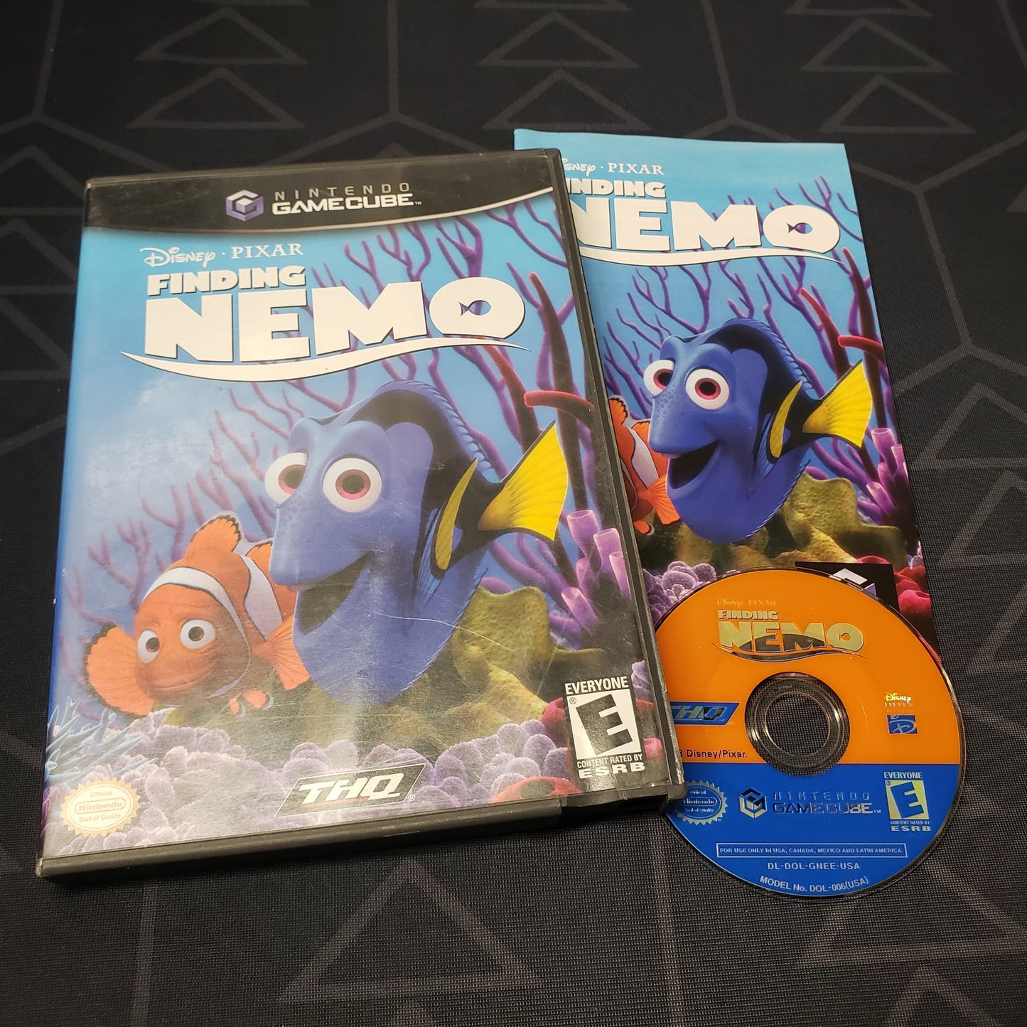 Image shows the case, manual and disc for the video game Finding Nemo for Nintendo GameCube