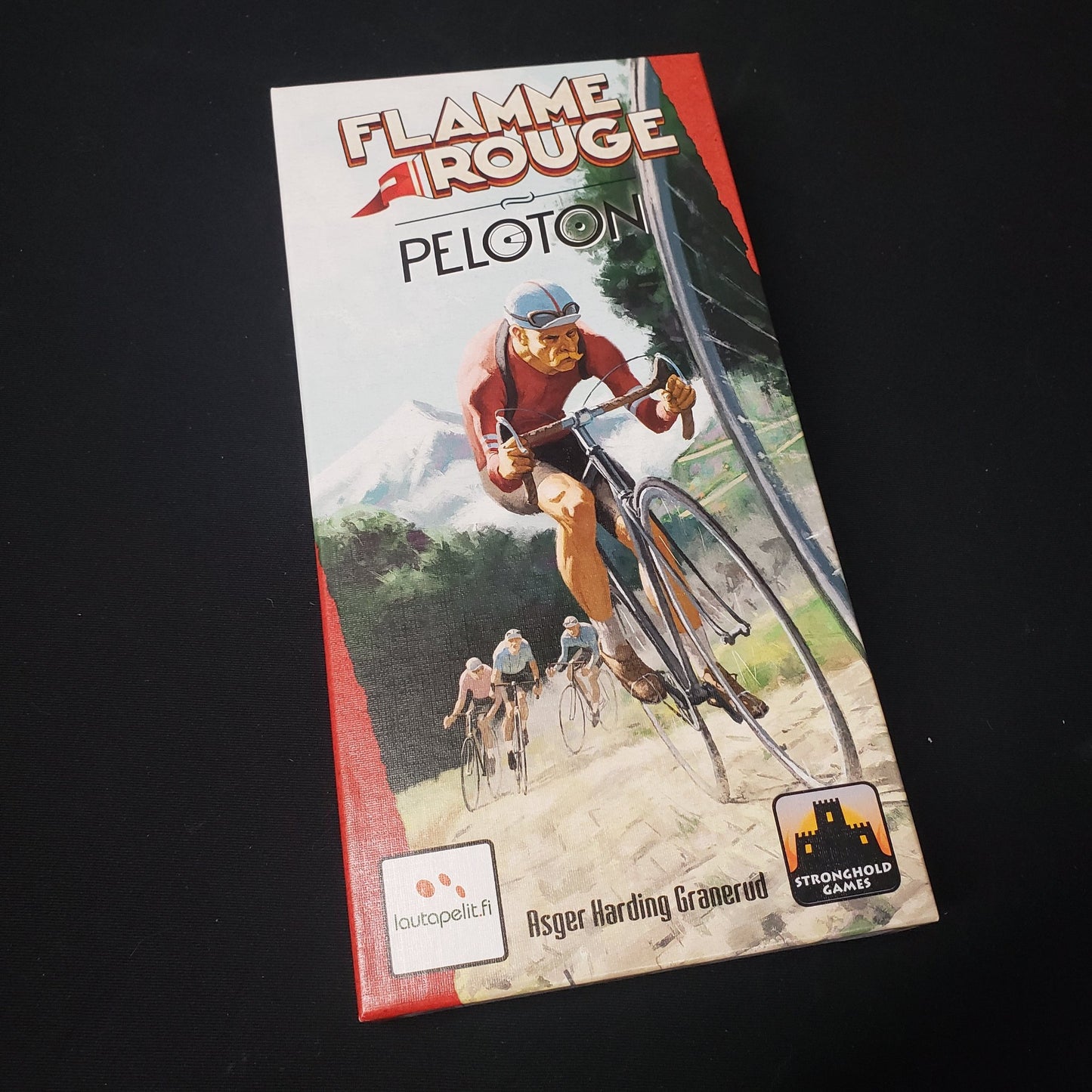 Image shows the front cover of the box of the Peloton expansion for the board game Flamme Rouge