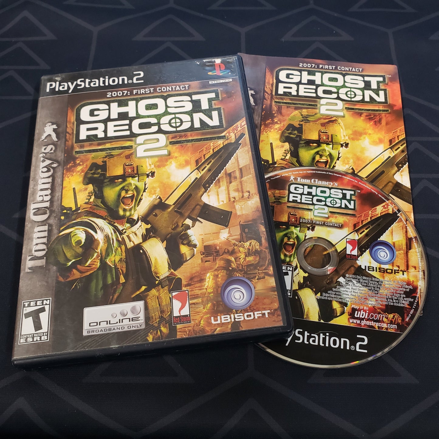 Image shows the case, manual and disc for the video game Ghost Recon 2 for Playstation 2