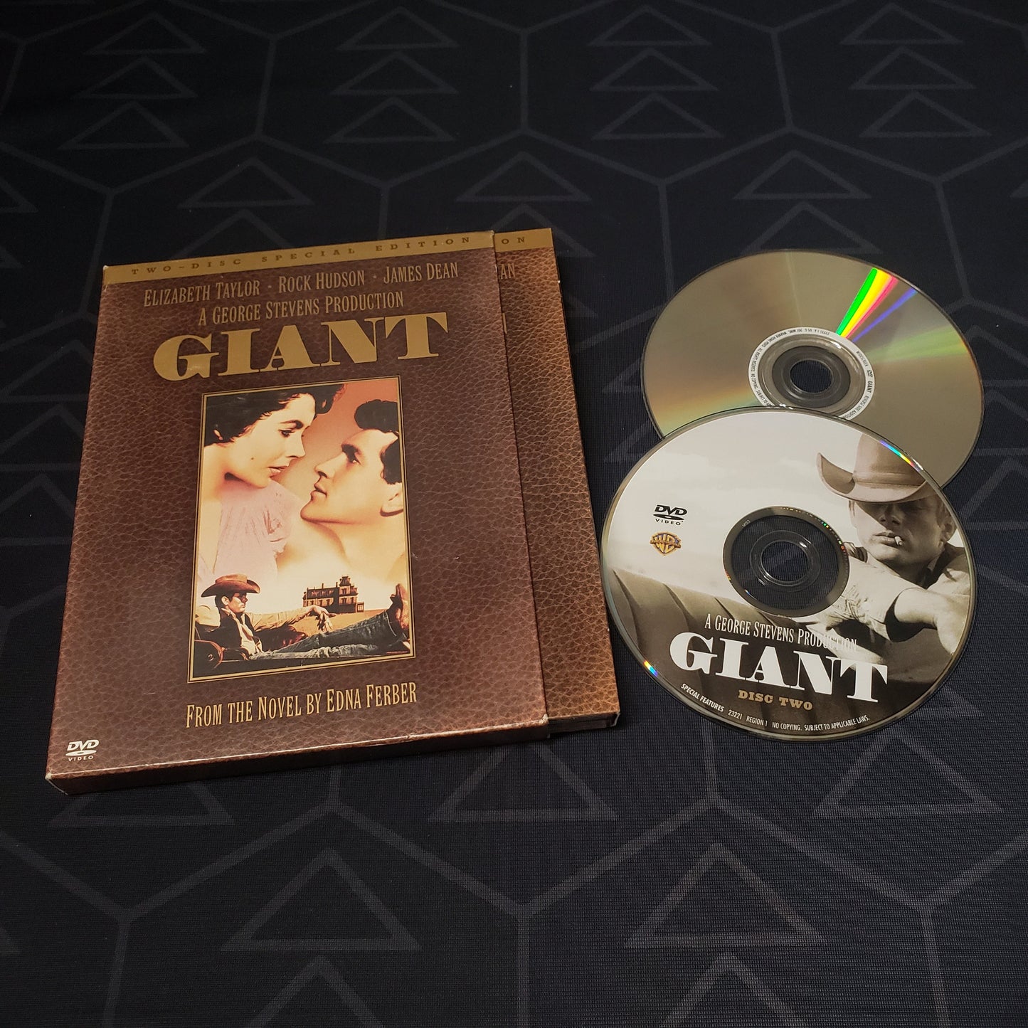 Image shows the case, outer box & two discs for the movie Giant on DVD