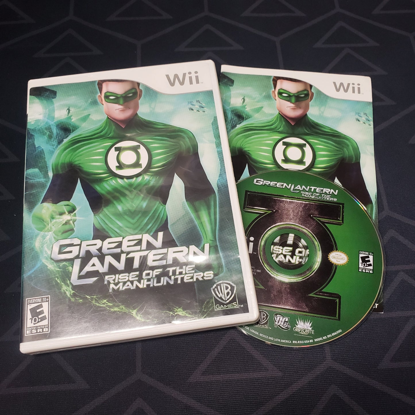 Image shows the case, manual & disc for the video game Green Lantern: Rise of the Manhunters for Nintendo Wii