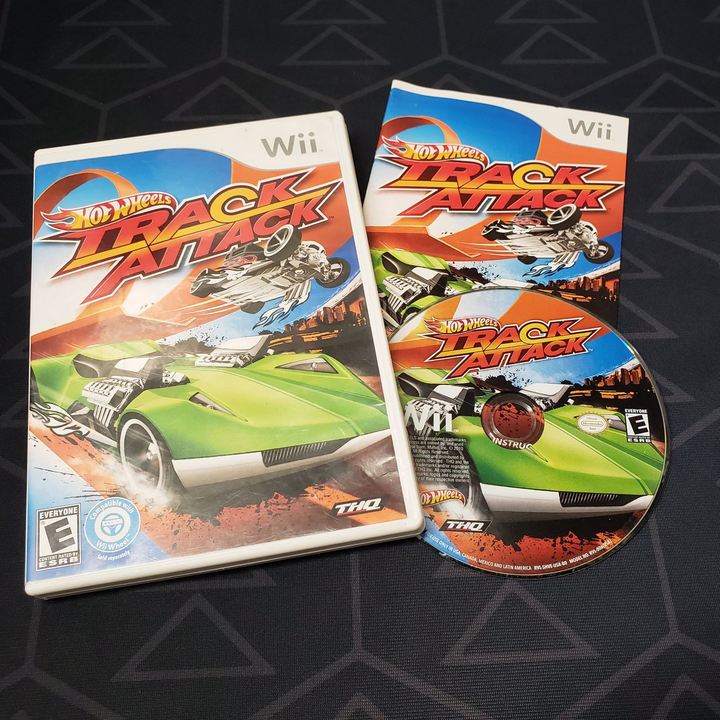 Image shows the case, manual and disc for the video game Hot Wheels Track Attack for Nintendo Wii