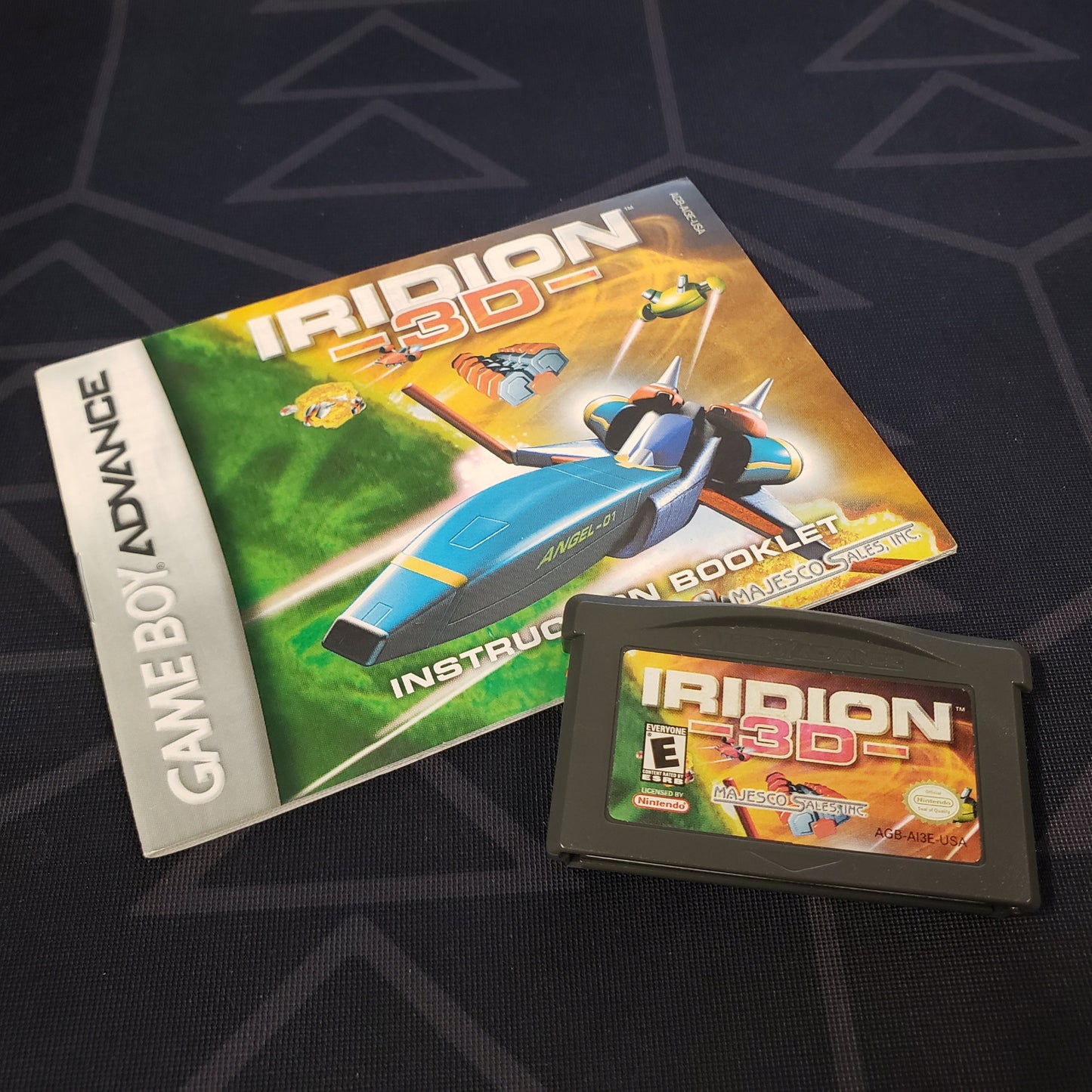 Image shows the manual & cartridge for the video game Iridion 3D for Nintendo Game Boy Advance