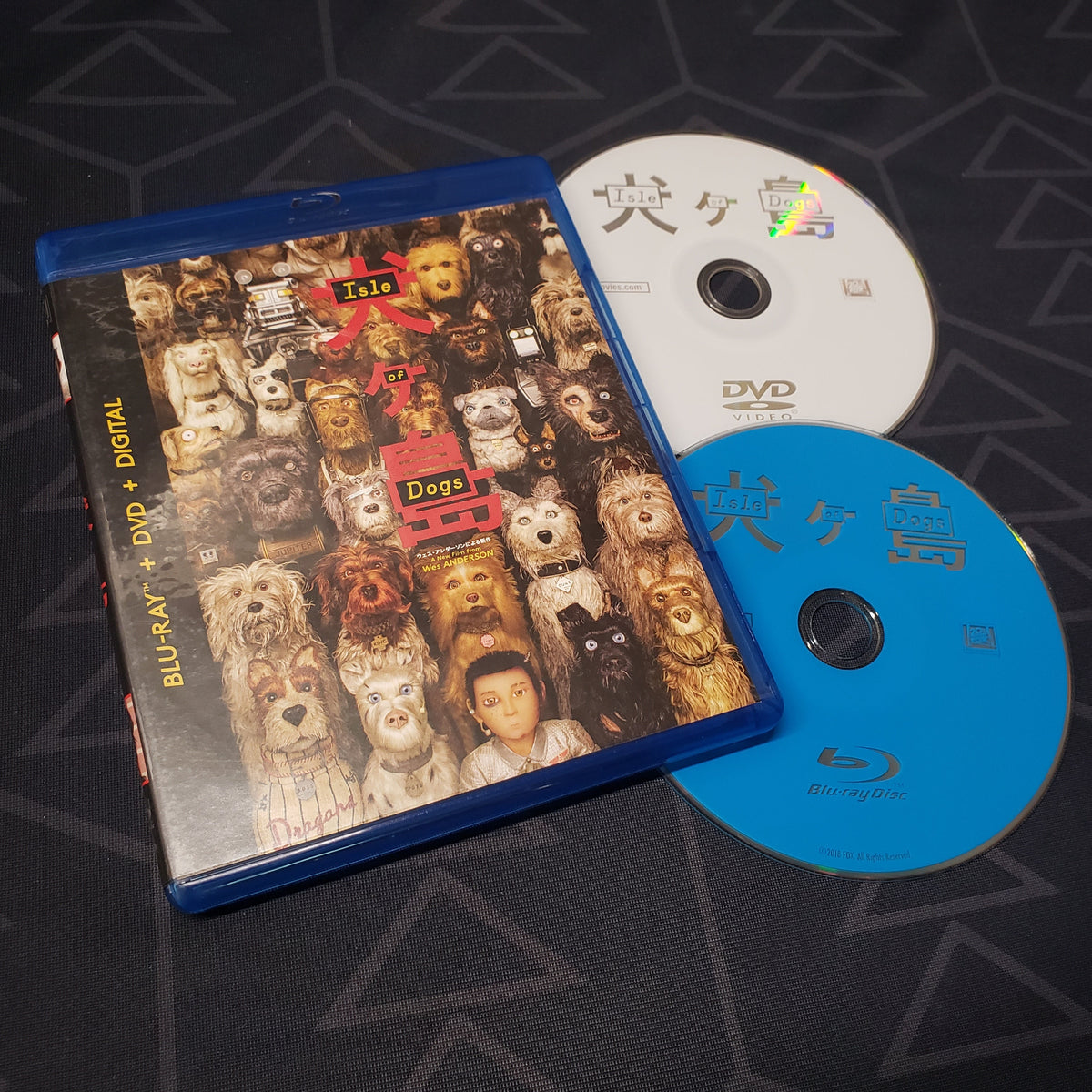 Image shows the case & two discs for the movie Isle of Dogs on Blu-Ray & DVD