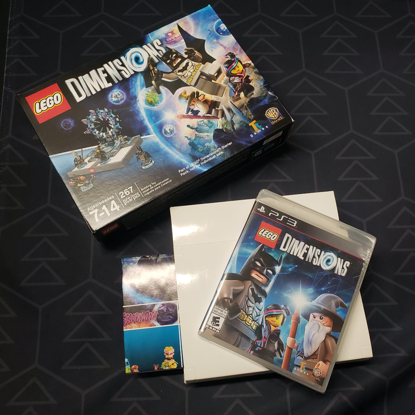 Image shows the contents of the Starter Pack box for the video game LEGO Dimensions for Playstation 3
