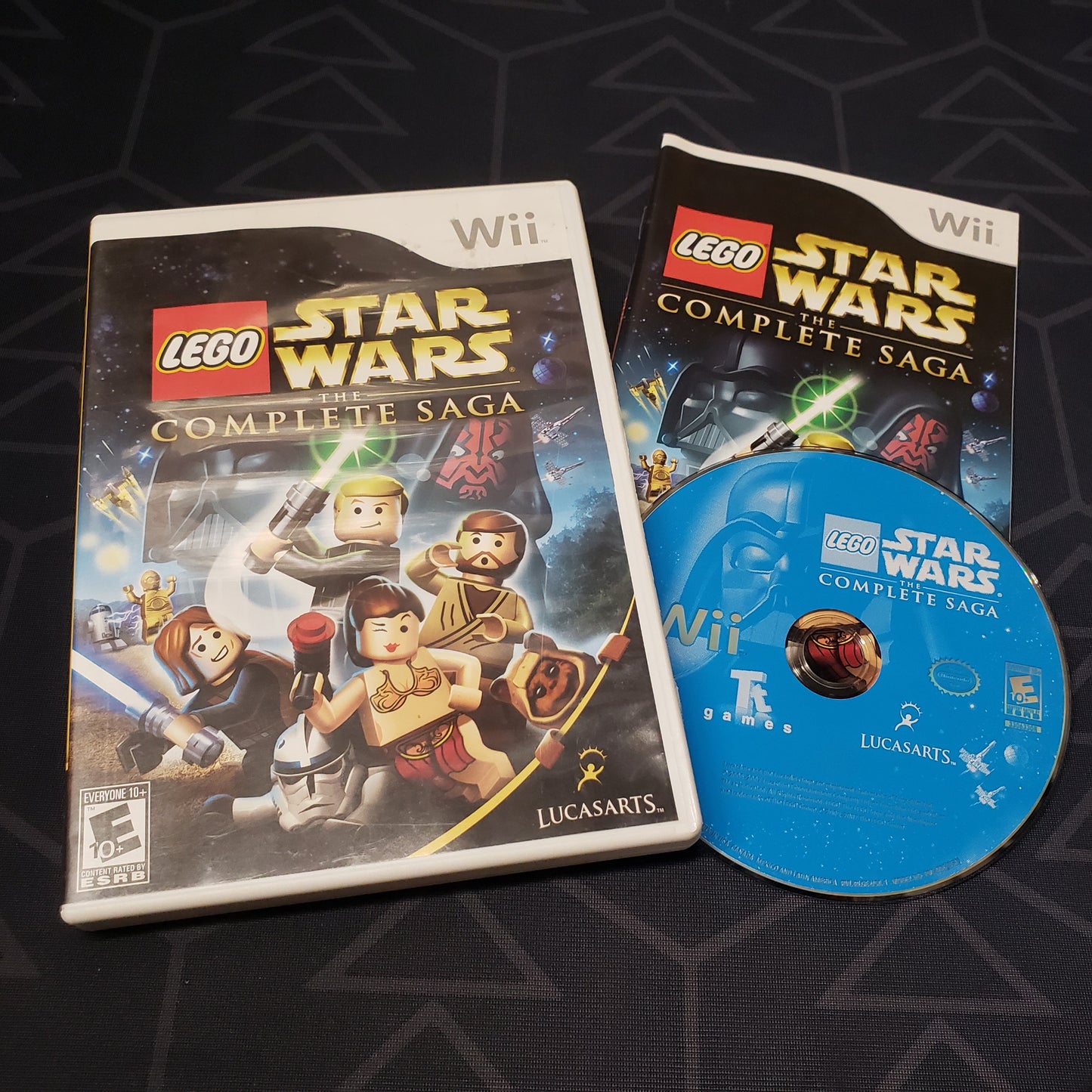 Image shows the case, manual and disc for the video game LEGO Star Wars: The Complete Saga for Nintendo Wii