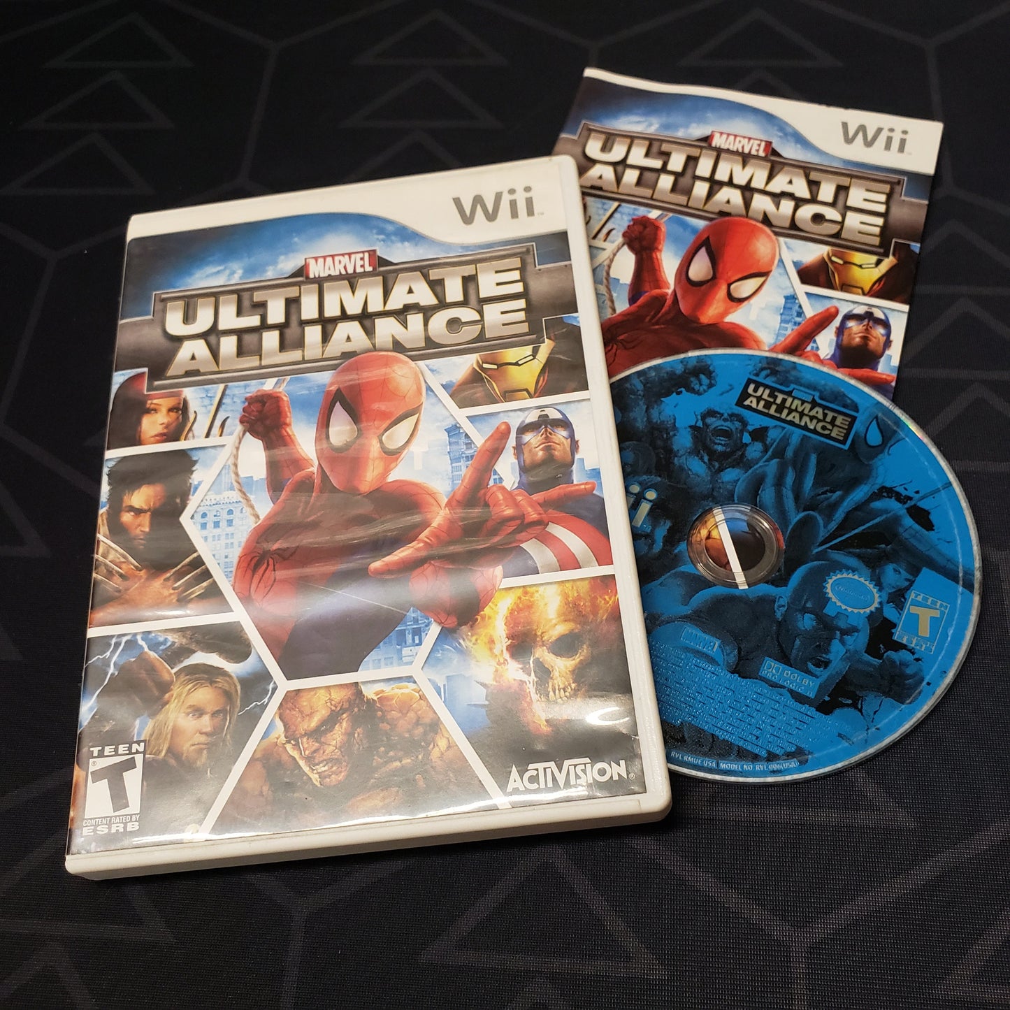 Image shows the case, manual and disc for the video game Marvel Ultimate Alliance for Nintendo Wii