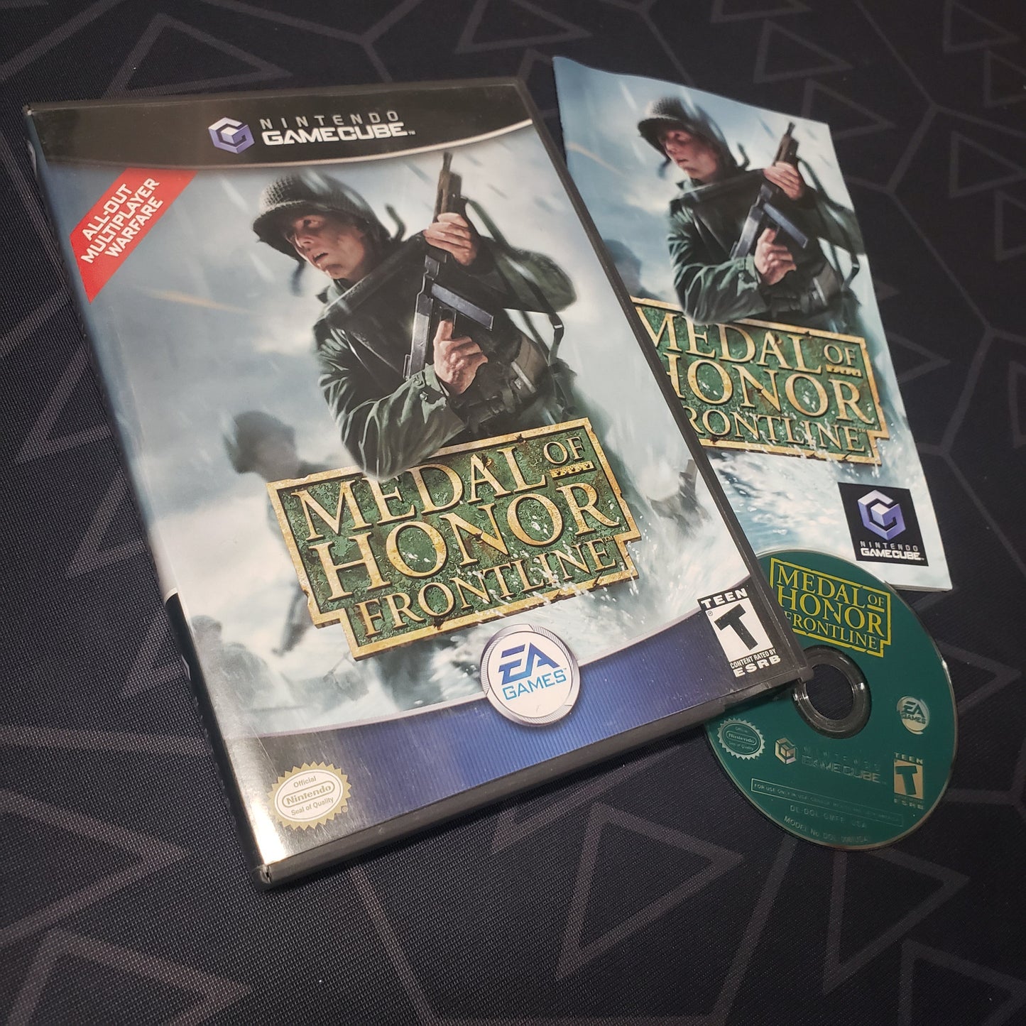 Image shows the case, manual and disc for the video game Medal of Honor: Frontline for Nintendo GameCube