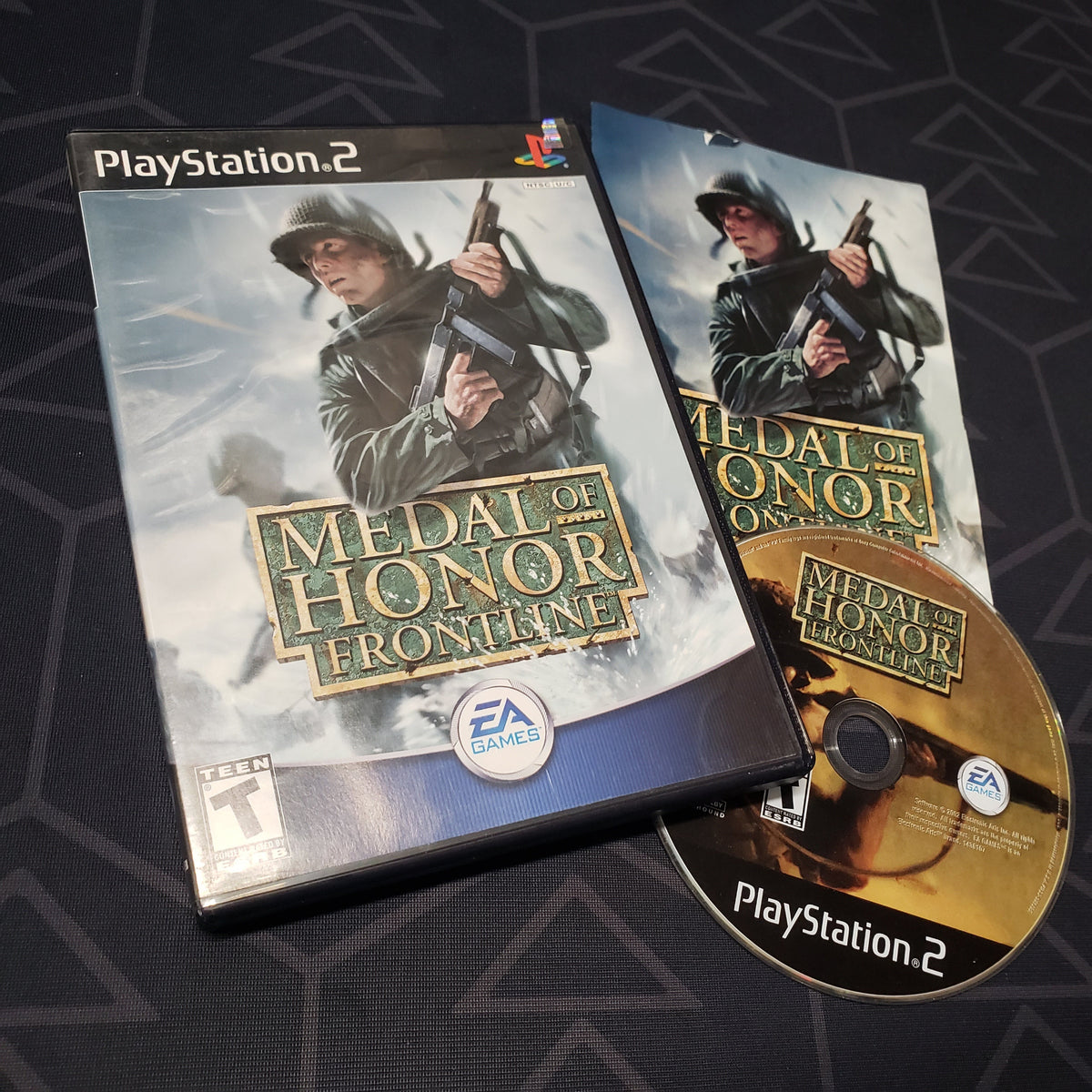 Image shows the case, manual and disc for the video game Medal of Honor: Frontline for Playstation 2