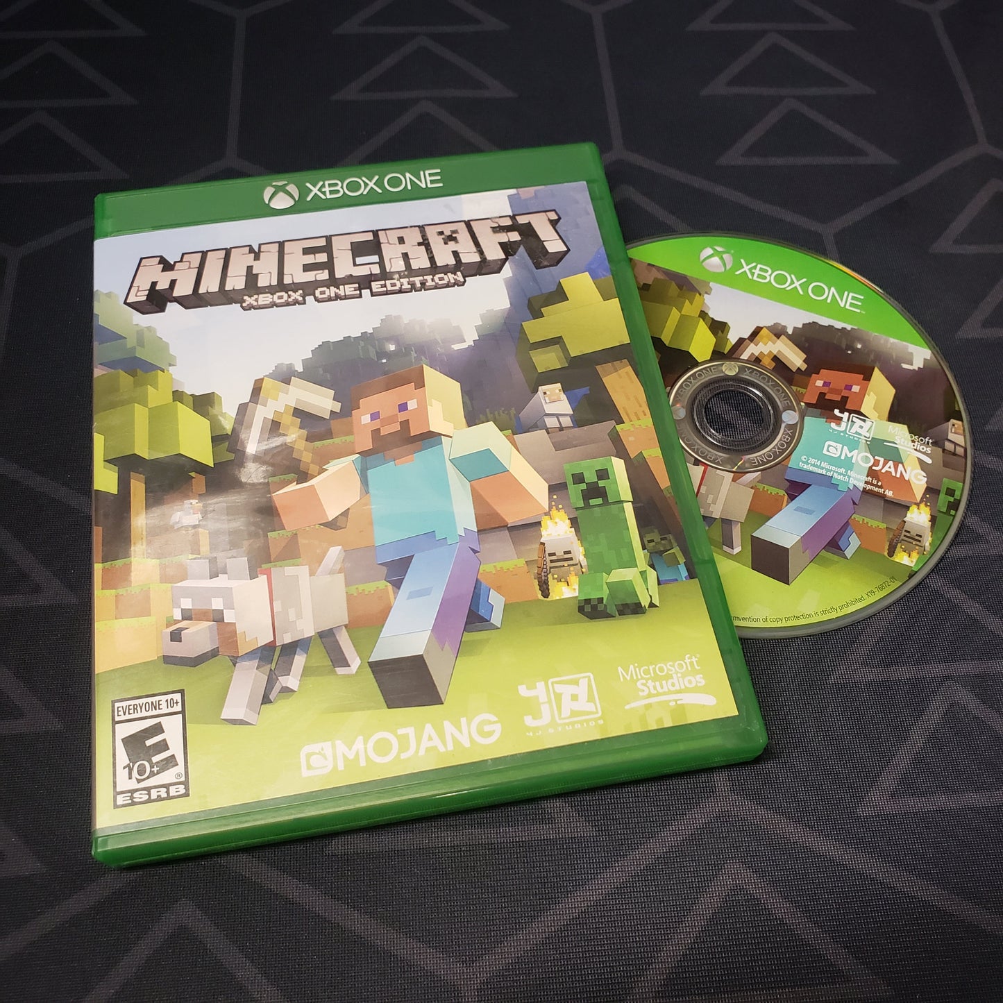 Image shows the case and disc for the video game Minecraft: Xbox One Edition for Xbox One