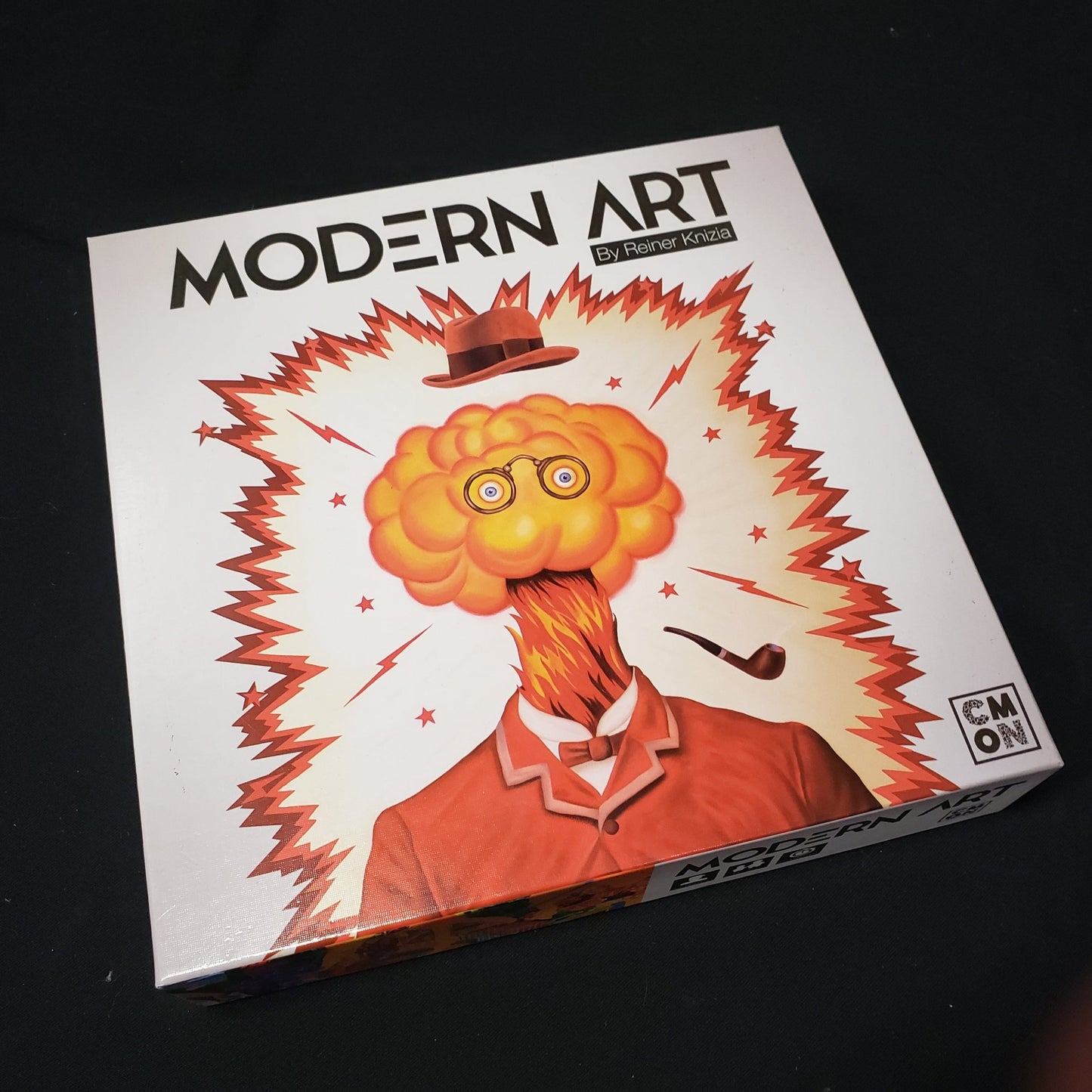 Image shows the front cover of the box of the Modern Art board game
