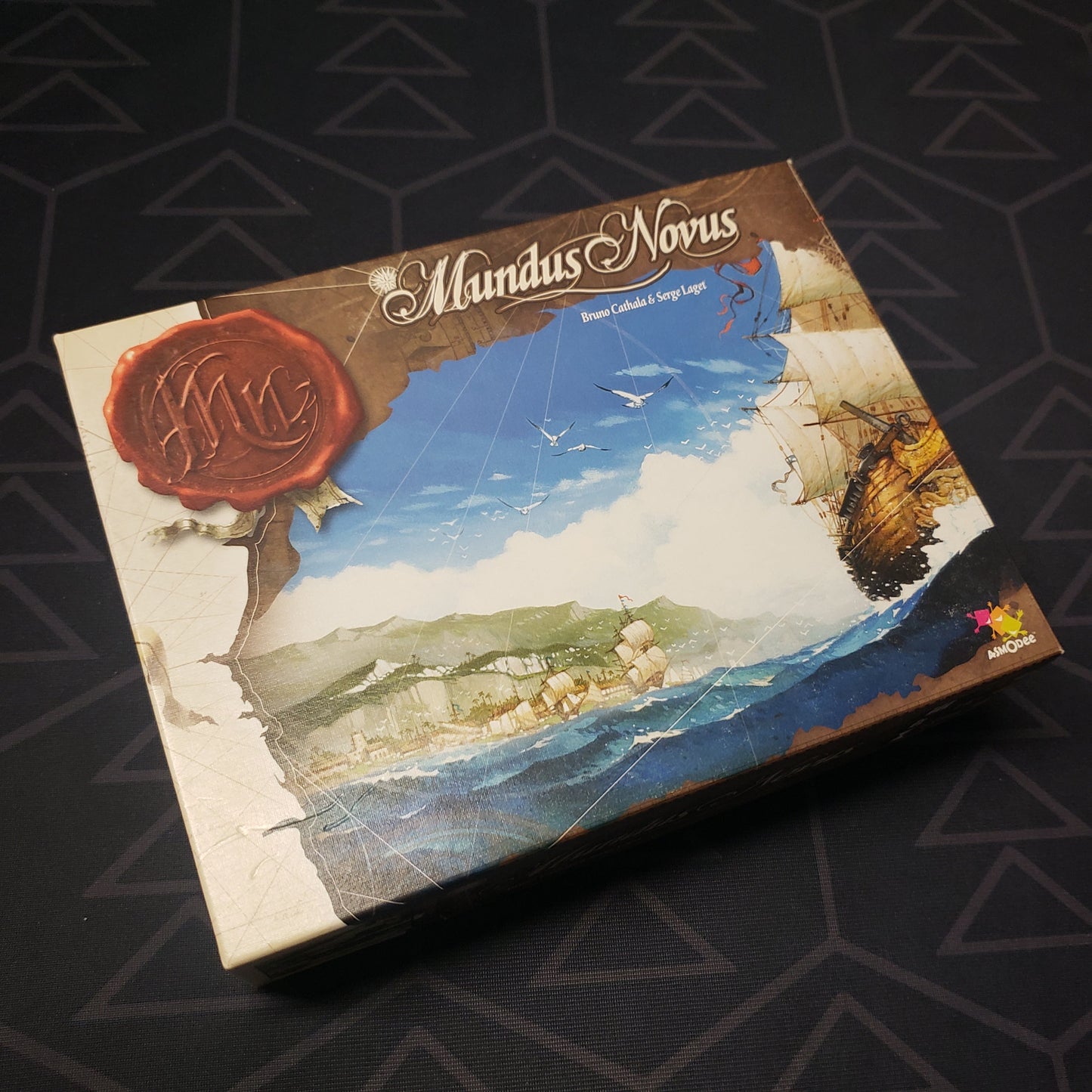 Image shows the front cover of the box of the Mundus Novus card game