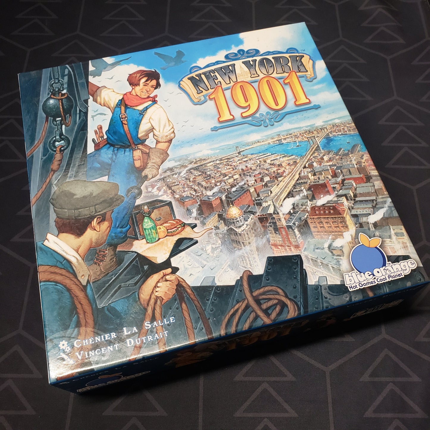Image shows the front cover of the box of the New York 1901 board game
