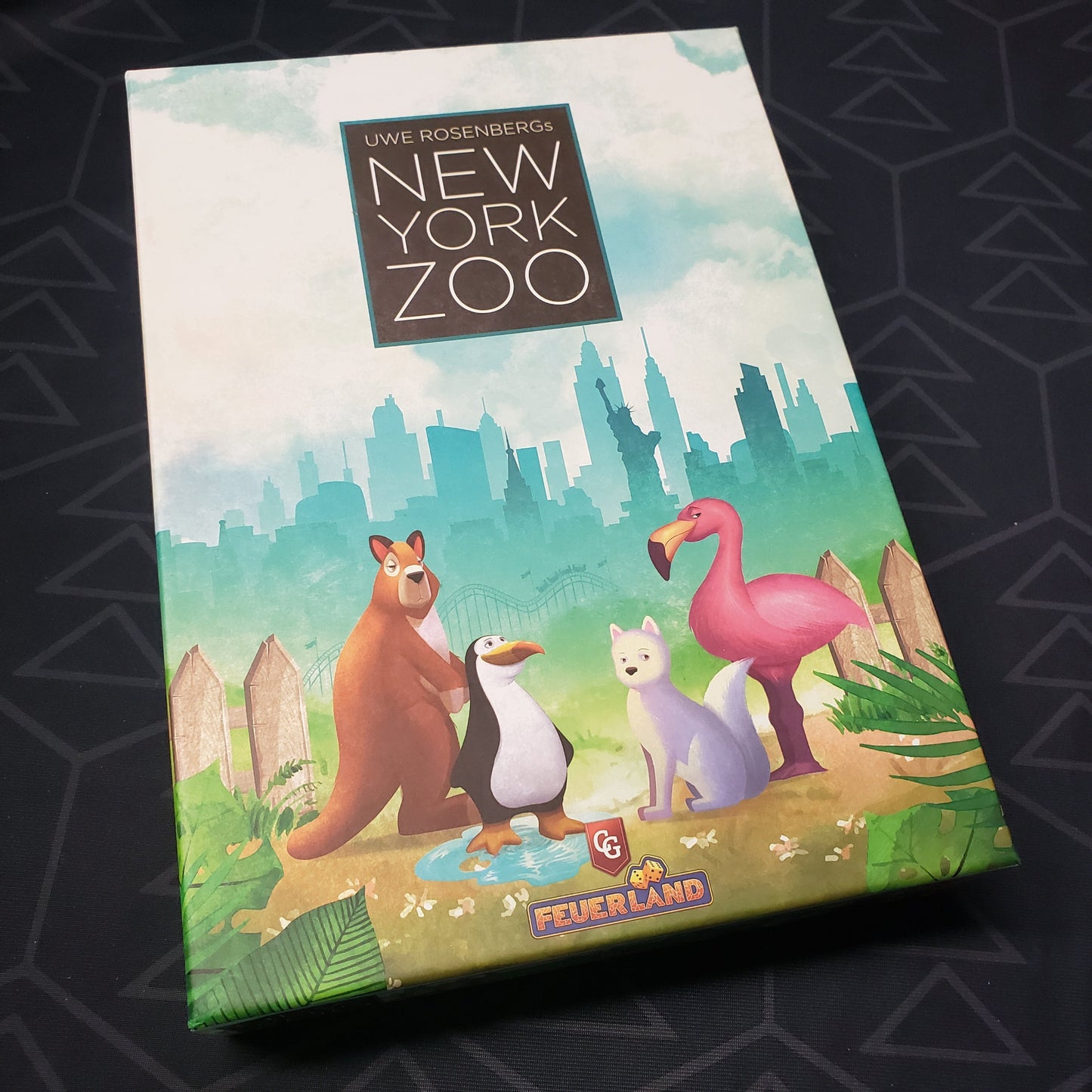 Image shows the front cover of the box of the New York Zoo board game