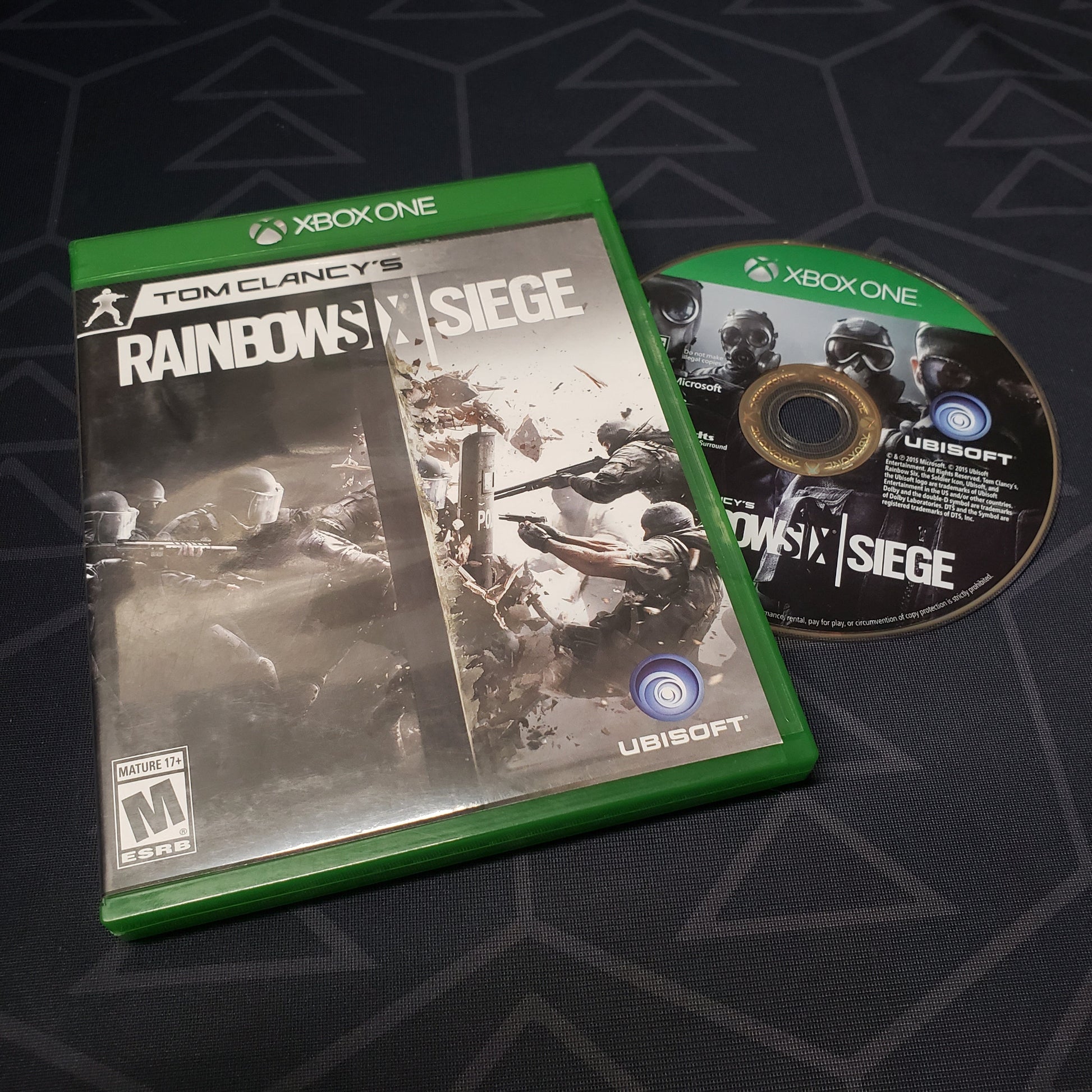Image shows the case and disc for the video game Rainbow Six: Siege for Xbox One