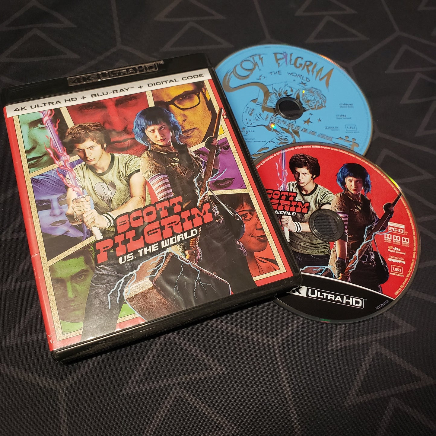Image shows the case & two discs for the movie Scott Pilgrim vs The World on 4K UHD & Blu-Ray