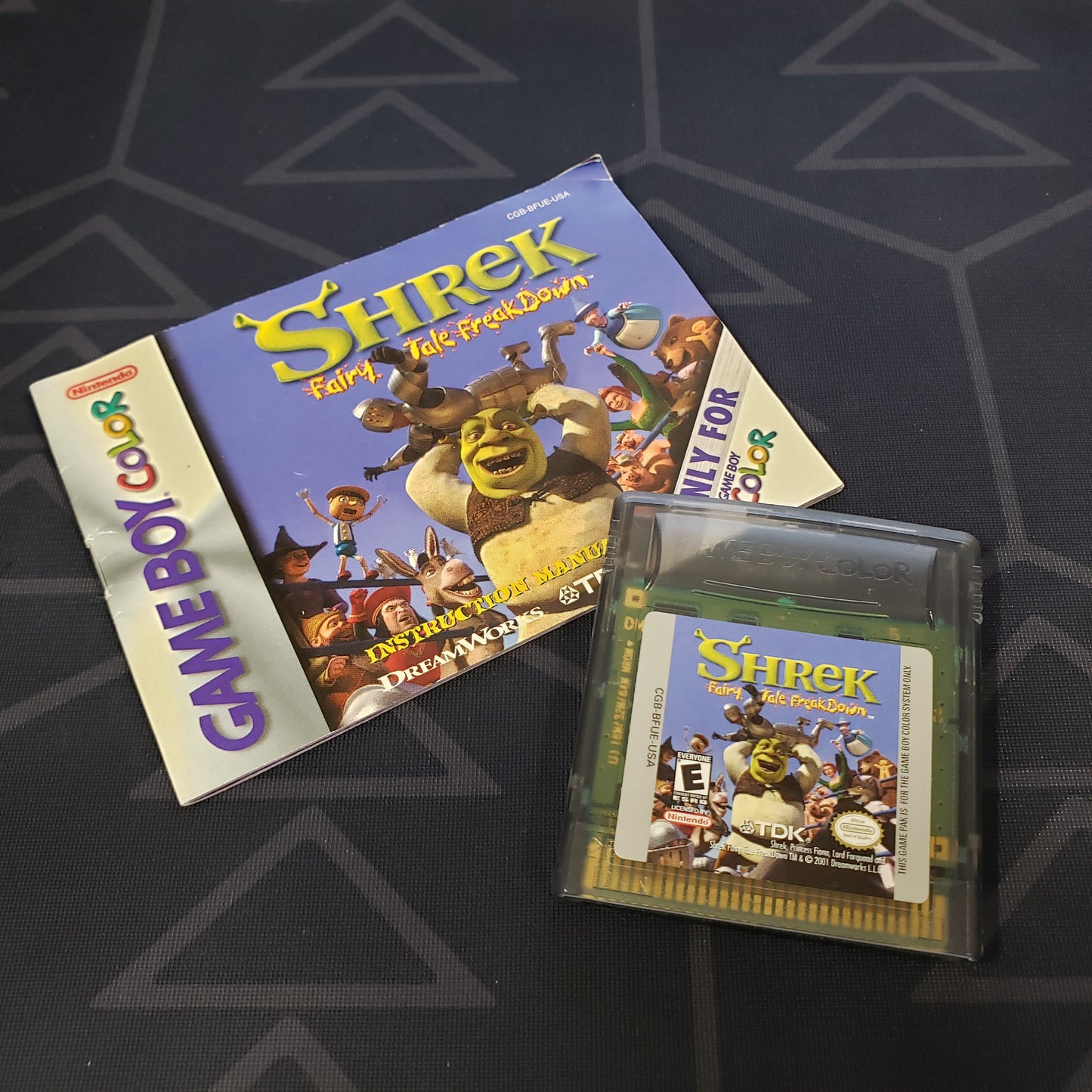 Image shows the manual & cartridge for the video game Shrek: Fairy Tale Freakdown for Nintendo Game Boy Color