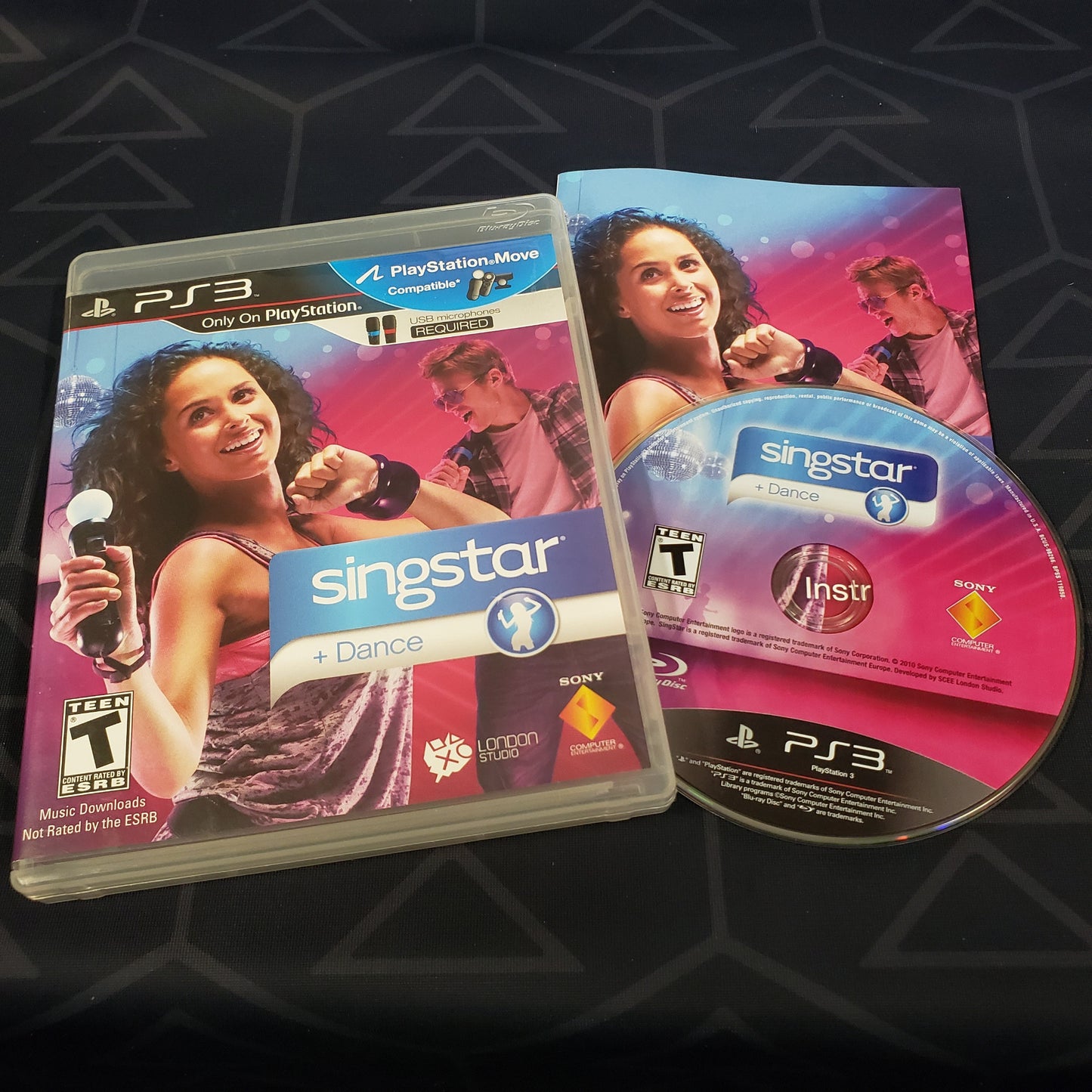Image shows the case, manual and disc for the video game SingStar Dance for Playstation 3