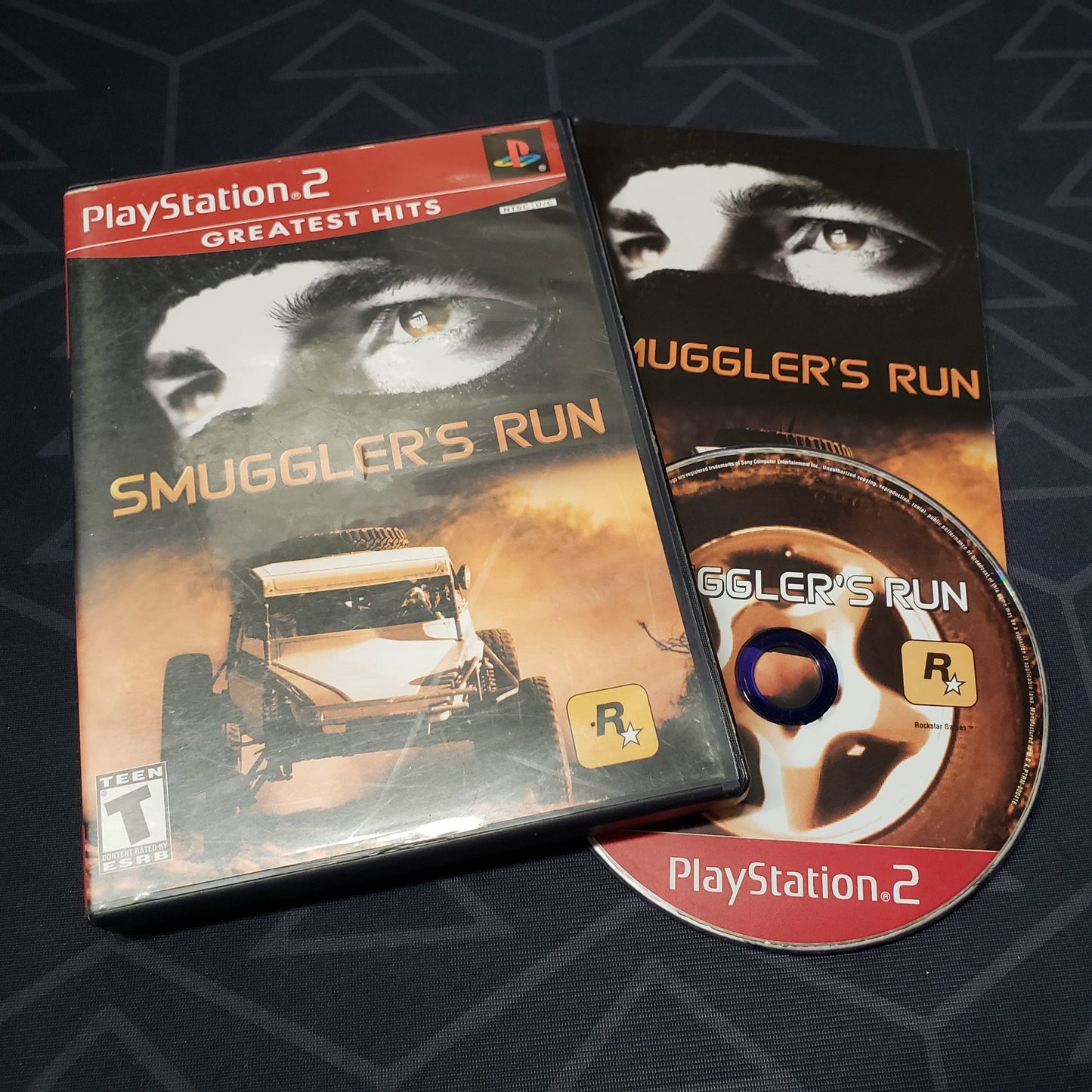 Image shows the case, manual & disc for the video game Smuggler's Run for Playstation 2
