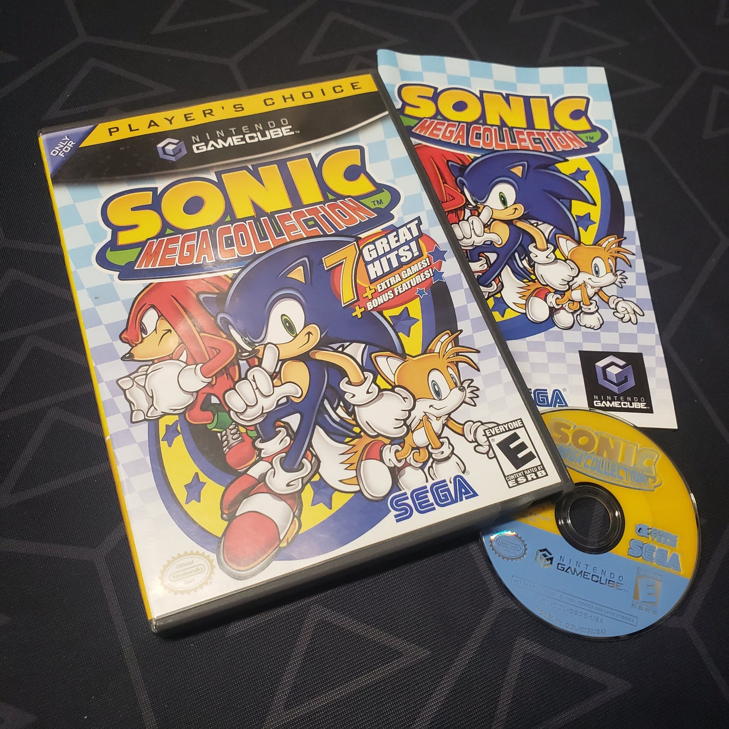 Image shows the case, manual and disc for the video game Sonic Mega Collection for Nintendo GameCube