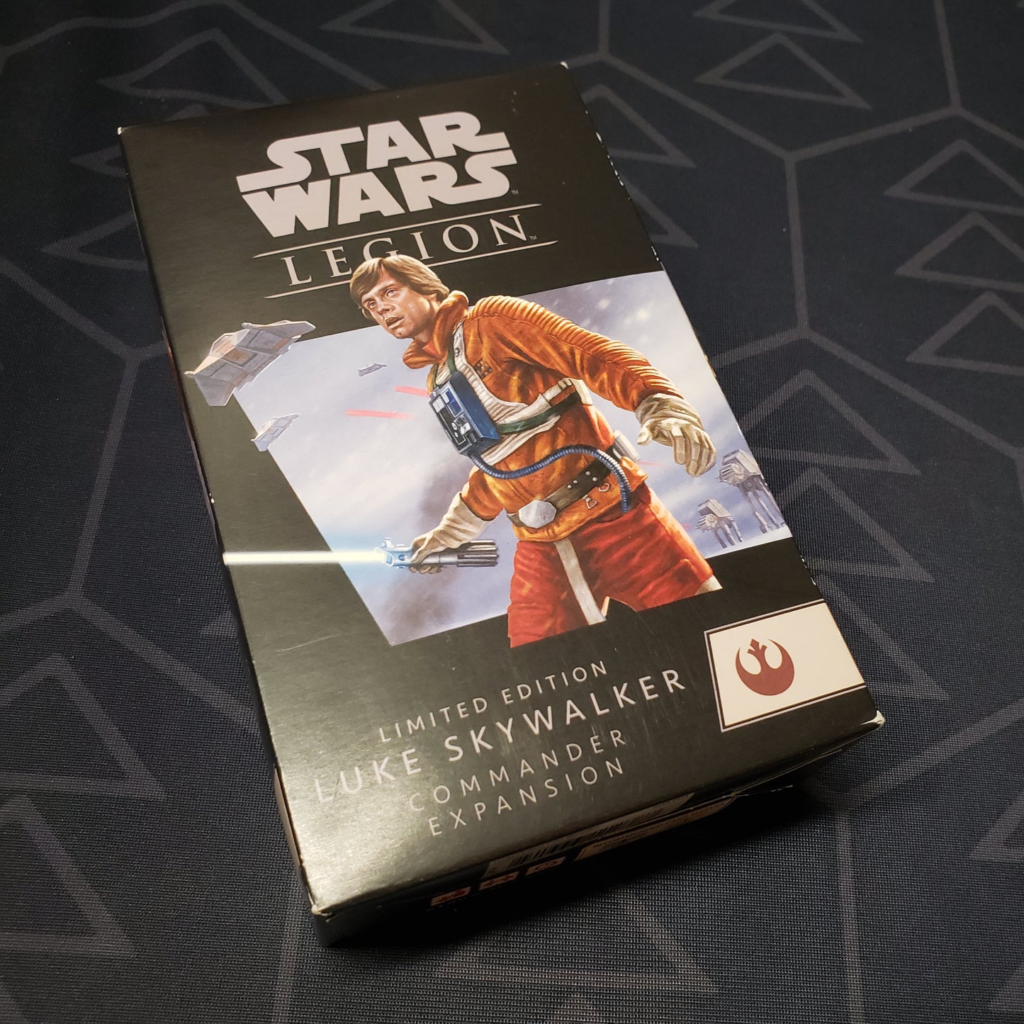 Image shows the front cover of the box of the Limited Edition Luke Skywalker Commander pack for the miniatures game Star Wars Legion
