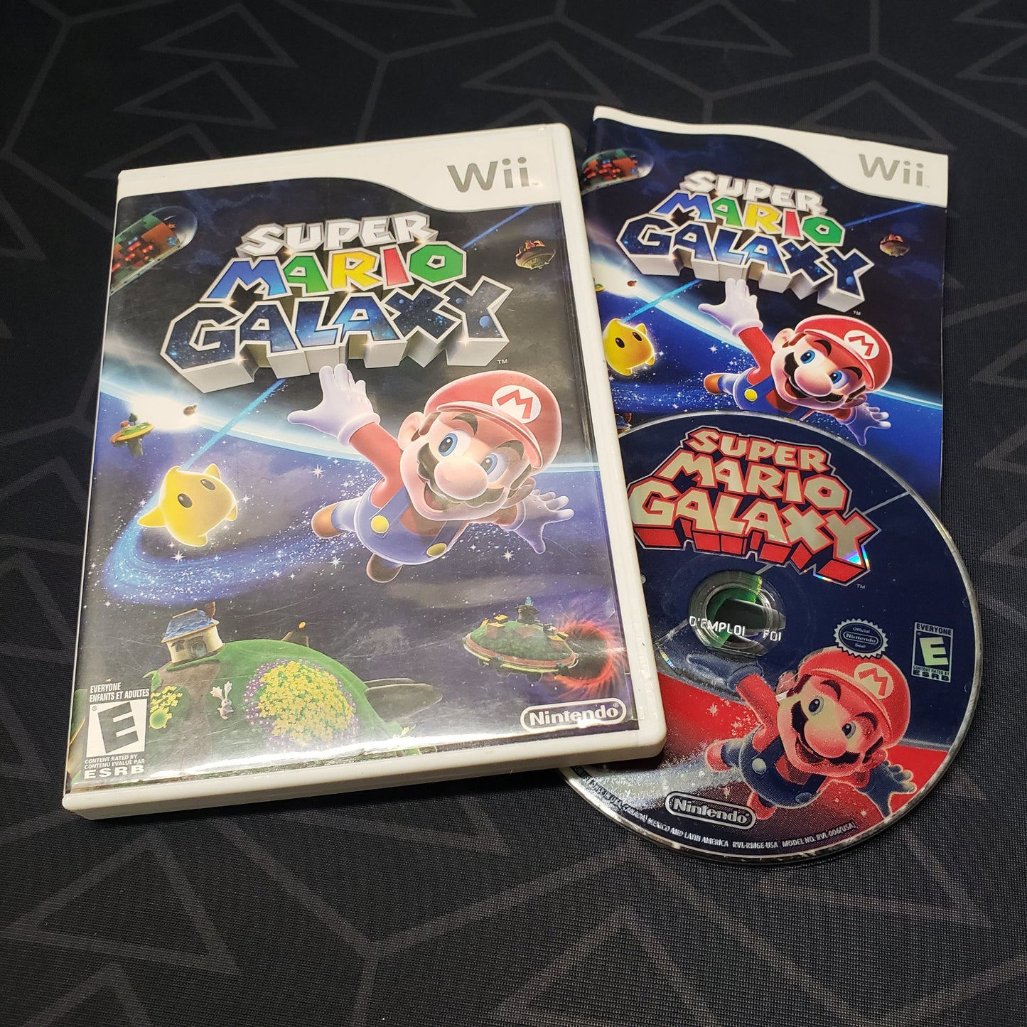 Image shows the case, manual & disc for the video game Super Mario Galaxy for Nintendo Wii